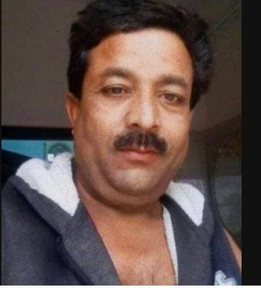 बाइकों की भिड़ंत में दो लोगों की मौत
हरदोई। लखनऊ-पलिया राष्ट्रीय राजमार्ग पर शनिवार रात संडीला औद्योगिक क्षेत्र में दो बाइकों की टक्कर हो गई। घटना में दोनों बाइक सवारों की मौत हो गई। हादसे का पता चलने पर दोनों मृतकों के परिजन बदहवास हो गए। हादसे की वजह एक बाइक सवार का गलत दिशा से आना बताया गया है। अतरौली थाना क्षेत्र गोपालखेड़ा निवासी नौशाद (48) खेती करते थे। उनके साले आरिफ का ढाबा बक्साखेड़ा में है। शनिवार शाम वह बाइक से आरिफ के ढाबे पर गए थे। देर रात बाइक से वापस घर जा रहे थे। इस दौरान औद्योगिक क्षेत्र में सामने से (लखनऊ की तरफ से) बाइक से आ रहे टड़ियावां थाना क्षेत्र के भड़ायल निवासी सुशील कुमार सिंह (45) से नौशाद टकरा गए। सुशील लखनऊ स्थित सीबीसीआईडी मुख्यालय में चतुर्थ श्रेणी कर्मचारी थे। घटना में नौशाद की मौके पर ही मौत हो गई। गंभीर रूप से घायल सुशील को सामुदायिक स्वास्थ्य केंद्र संडीला ले जाया गया। यहां चिकित्सकों ने उन्हें भी मृत घोषित कर दिया। नौशाद के परिवार में पत्नी और दो बेटे हैं। सुशील के परिवार में पत्नी नीरज, दो बेटियां और एक बेटा है। कोतवाल अनुराग सिंह ने बताया कि दोनों शवों का पोस्टमार्टम कराया गया है। नौशाद हरदोई की तरफ से आ रहे थे और गलत लेन में थे।
