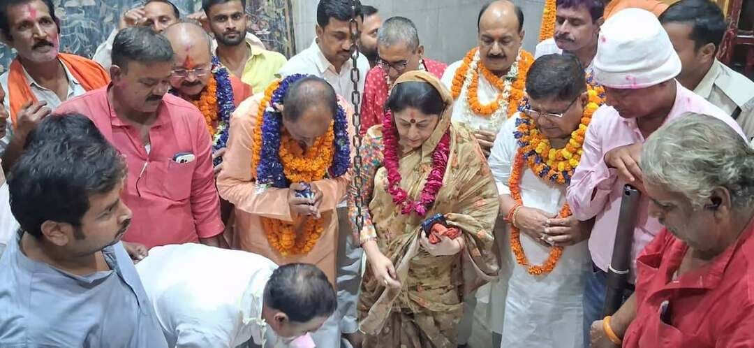 जीत के बाद बाबा गरीबनाथ के दरबार में पहुंचे नरेंद्र प्रसाद सिंह, प्रमाण पत्र अर्पित कर लिया आशीर्वाद
594 मतों से जीत के बाद निकला विजय जुलूस, समर्थकों में दिखा उत्साह
मुजफ्फरपुर। तिरहुत शिक्षक निर्वाचन क्षेत्र से एनडीए समर्थित भाजपा प्रत्याशी डॉ. नरेंद्र प्रसाद सिंह ने एमएलसी चुनाव में शानदार जीत दर्ज करने के बाद मंगलवार को बाबा गरीबनाथ धाम पहुंचकर पूजा-अर्चना की और बाबा का आशीर्वाद लिया। उन्होंने अपने निकटतम प्रतिद्वंद्वी को 594 मतों से पराजित किया, जबकि वर्तमान एमएलसी तीसरे स्थान पर रहे। उनकी जीत से मुजफ्फरपुर सहित पूरे तिरहुत क्षेत्र में एनडीए कार्यकर्ताओं और समर्थकों के बीच उत्साह का माहौल है।
जीत का प्रमाण पत्र प्राप्त करने के बाद डॉ. नरेंद्र प्रसाद सिंह का काफिला विजय जुलूस में तब्दील हो गया। खुले जीप पर सवार होकर वे बाबा गरीबनाथ धाम पहुंचे। विजय जुलूस में बिहार सरकार के पूर्व मंत्री सुरेश कुमार शर्मा, भाजपा प्रदेश कार्यान्वयन समिति के सदस्य डॉ. राजेश वर्मा, भाजपा राष्ट्रीय कार्यसमिति महिला मोर्चा की सदस्य डॉ. ममता रानी, भाजपा मुजफ्फरपुर पूर्वी के जिलाध्यक्ष विवेक कुमार, पश्चिमी जिलाध्यक्ष हरिमोहन चौधरी, जिला मंत्री मनोज तिवारी, रविशंकर कुशवाहा और आशीष पिंटू सहित कई नेता एवं कार्यकर्ता शामिल हुए।
बाबा गरीबनाथ धाम में मंदिर के पुजारी वैद्यनाथ पाठक ने विधिवत पूजा-अर्चना कराई। इस दौरान डॉ. नरेंद्र प्रसाद सिंह ने अपनी जीत का प्रमाण पत्र बाबा गरीबनाथ को अर्पित किया और आशीर्वाद प्राप्त किया। मंदिर परिसर में मौजूद नेताओं और कार्यकर्ताओं ने जीत पर खुशी जताते हुए इसे शिक्षकों के विश्वास और एनडीए की एकजुटता का परिणाम बताया।
डॉ. नरेंद्र प्रसाद सिंह ने अपनी जीत का श्रेय मुजफ्फरपुर, वैशाली, सीतामढ़ी और शिवहर के शिक्षक मतदाताओं के साथ एनडीए के सभी नेताओं एवं कार्यकर्ताओं को दिया। उन्होंने इसे सामूहिक प्रयासों की सफलता बताते हुए शिक्षकों के विश्वास के प्रति आभार जताया।