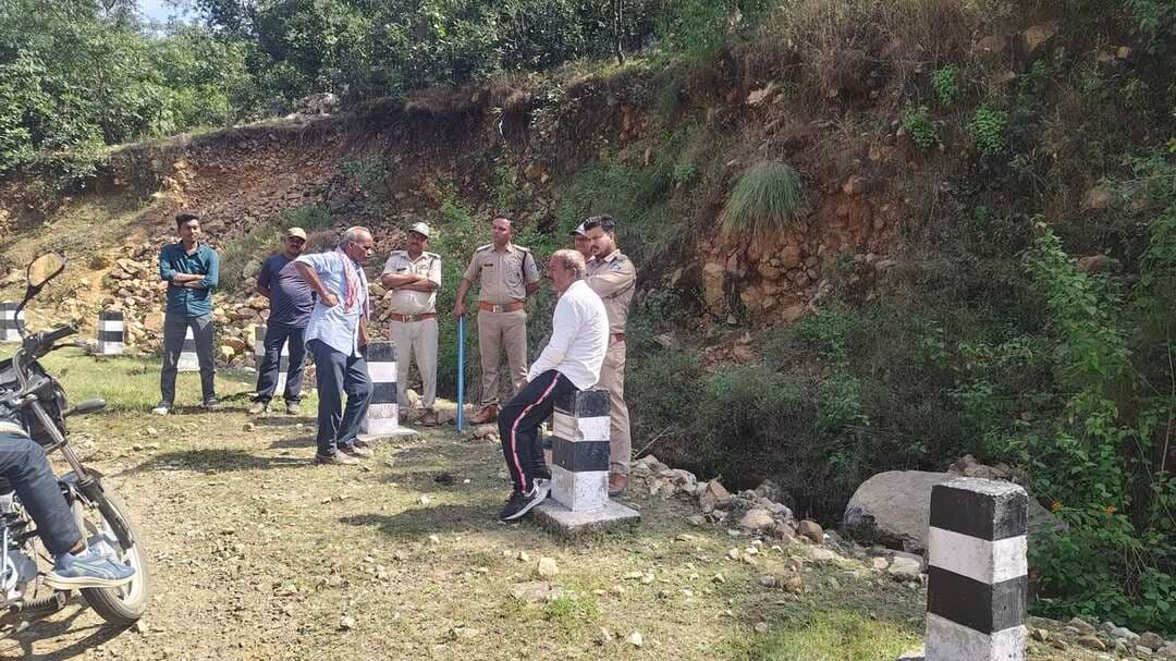 भंवरसेन की पहाड़ी पर जाने का रास्ता बंद, पुलिस-वन विभाग ने दोनों तरफ की घेराबंदी
संकीर्ण रास्ते पर दुर्घटना की आशंका के चलते प्रशासन का फैसला, रामपुर नैकिन और खड्डी चौकी की पुलिस सहित 18 जवान तैनात
सीधी। रामपुर नैकिन जनपद पंचायत क्षेत्र के भंवरसेन की पहाड़ी पर काली माता के दर्शन के लिए पहुंच रहे श्रद्धालुओं की सुरक्षा को देखते हुए प्रशासन ने बड़ा कदम उठाया है। बुधवार को पुलिस, वन विभाग और राजस्व विभाग की संयुक्त टीम ने पहाड़ी पर जाने वाले रास्ते को दोनों तरफ से बंद कर दिया। रामपुर नैकिन थाना और खड्डी चौकी की पुलिस ने मौके पर मोर्चा संभालते हुए लोगों को आगे जाने से रोक दिया। व्यवस्था बनाए रखने के लिए 18 पुलिसकर्मियों की टीम तैनात रही।
संकरे रास्ते पर हादसे का खतरा
पहाड़ी पर माता के दर्शन के लिए लगातार श्रद्धालुओं की भीड़ पहुंच रही थी। लेकिन यहां तक जाने वाला रास्ता काफी संकरा और जोखिम भरा है। ऐसे में बड़ी संख्या में लोगों के आवागमन के दौरान दुर्घटना की आशंका बनी हुई थी। इसी स्थिति को देखते हुए प्रशासन ने एहतियातन रास्ता बंद करने का निर्णय लिया, ताकि किसी अप्रिय घटना को रोका जा सके।
तहसीलदार ने बताई रास्ता बंद करने की वजह
रामपुर नैकिन तहसीलदार आशीष मिश्रा ने बताया कि मौके पर पहुंचकर स्थिति का निरीक्षण किया गया। इस दौरान पाया गया कि रास्ता काफी संकीर्ण है और श्रद्धालुओं को आवागमन में परेशानी हो रही है। भीड़ के बीच कभी भी दुर्घटना हो सकती थी। इसी आशंका को देखते हुए वन विभाग की टीम और अन्य कर्मचारियों के सहयोग से पहाड़ी के रास्ते को बंद कराया गया है।
दोनों तरफ पुलिस तैनात
प्रशासन की कार्रवाई के दौरान पहाड़ी के दोनों तरफ पुलिस बल तैनात किया गया। रामपुर नैकिन पुलिस और खड्डी चौकी की टीम ने लोगों को रोककर स्थिति नियंत्रित करने का प्रयास किया। वन विभाग और राजस्व विभाग के कर्मचारी भी मौके पर मौजूद रहे।
प्रशासन का कहना है कि यह कदम श्रद्धालुओं की सुरक्षा को ध्यान में रखते हुए उठाया गया है। संकरे रास्ते पर भीड़ बढ़ने से संभावित दुर्घटना को रोकना प्राथमिकता है। फिलहाल पहाड़ी पर जाने वाले मार्ग को बंद कर सुरक्षा व्यवस्था बनाए रखने के प्रयास किए जा रहे हैं।