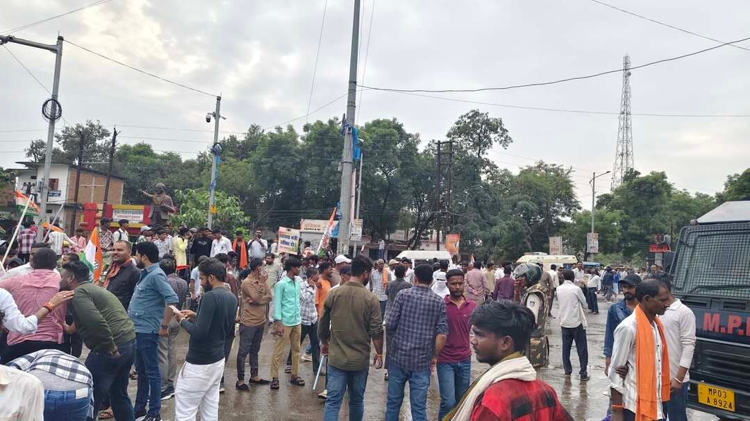 सीधी कलेक्ट्रेट के बाहर युवक कांग्रेस का प्रदर्शन, पुलिस ने किया वाटर कैनन का इस्तेमाल
अभिषेक परमार और करुण सिंह के नेतृत्व में स्वास्थ्य सेवाओं को लेकर घेराव की कोशिश, कुछ कार्यकर्ता गिरफ्तार; पुलिस बोली—किसी को चोट नहीं आई
सीधी। जिला अस्पताल की स्वास्थ्य व्यवस्थाओं को लेकर बुधवार दोपहर युवक कांग्रेस ने सीधी कलेक्ट्रेट के बाहर प्रदर्शन किया। प्रदेश उपाध्यक्ष अभिषेक परमार और जिला अध्यक्ष करुण सिंह के नेतृत्व में निकले पैदल मार्च में बड़ी संख्या में कार्यकर्ता शामिल हुए। प्रदर्शन के दौरान स्थिति उग्र होती नजर आई, जिसके बाद पुलिस ने वाटर कैनन का इस्तेमाल किया। मौके पर 80 से अधिक पुलिसकर्मी तैनात रहे।
युवक कांग्रेस कार्यालय से शुरू हुआ पैदल मार्च स्थानीय अस्पताल चौराहे से होते हुए कलेक्ट्रेट चौराहे तक पहुंचा। जिला अध्यक्ष करुण सिंह के मुताबिक, प्रदर्शन में करीब दो हजार से अधिक कार्यकर्ता शामिल हुए। जमोड़ी, कोतवाली और बहरी थाना सहित अन्य थानों के प्रभारी पुलिस बल के साथ मौके पर मौजूद रहे।
प्रदेश उपाध्यक्ष अभिषेक परमार ने आरोप लगाया कि कार्यकर्ता कलेक्ट्रेट के अंदर जाने की कोशिश कर रहे थे, लेकिन पुलिस ने बैरिकेडिंग कर उन्हें रोक दिया। उन्होंने पुलिस पर हाथापाई और अभद्र भाषा का इस्तेमाल करने का आरोप लगाते हुए कहा कि घटना में कुछ कार्यकर्ताओं को चोटें आई हैं।
वहीं, डीएसपी मुख्यालय राघवेंद्र द्विवेदी ने बताया कि प्रदर्शन के दौरान वाटर कैनन का इस्तेमाल किया गया था। उन्होंने किसी भी कार्यकर्ता के घायल होने की बात से इनकार किया। उनके अनुसार, कुछ युवक कांग्रेस कार्यकर्ताओं को गिरफ्तार कर होमगार्ड कार्यालय ले जाया गया। पूरे मामले की जांच की जा रही है।
स्वास्थ्य सेवाओं को लेकर सरकार पर उठाए सवाल
प्रदर्शन के दौरान अभिषेक परमार ने जिला अस्पताल की व्यवस्थाओं पर सवाल उठाए। उन्होंने आरोप लगाया कि अस्पताल में इंजेक्शन जैसी आवश्यक दवाएं तक उपलब्ध नहीं हो पा रही हैं। उन्होंने अस्पताल में गंदगी, डॉक्टरों की कमी और स्वास्थ्य सुविधाओं की स्थिति का मुद्दा उठाते हुए प्रदेश सरकार पर स्वास्थ्य सेवाएं उपलब्ध कराने में विफल रहने का आरोप लगाया।
युवक कांग्रेस ने स्वास्थ्य व्यवस्था में सुधार की मांग को लेकर यह प्रदर्शन किया। प्रदर्शन के दौरान कलेक्ट्रेट के बाहर पुलिस और कार्यकर्ताओं के बीच तनाव की स्थिति बनी रही। पुलिस प्रशासन के अनुसार, मामले की जांच की जा रही है।