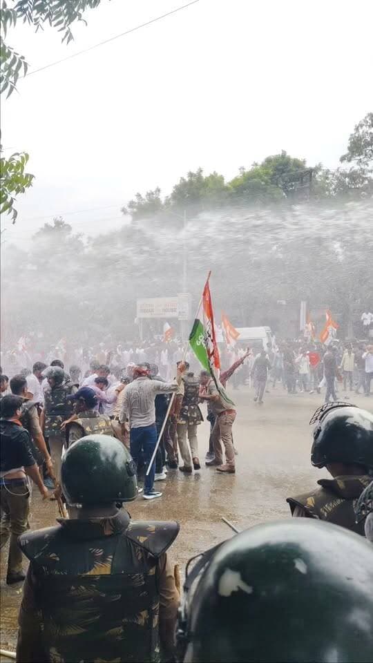आज युवक कांग्रेस के प्रदेश उपाध्यक्ष अभिषेक परमार ने किया प्रदर्शन, हजारो लोग रहे मौजूद
#abhishekparmar5744 #Congress #protest #sidhinews #mpnews