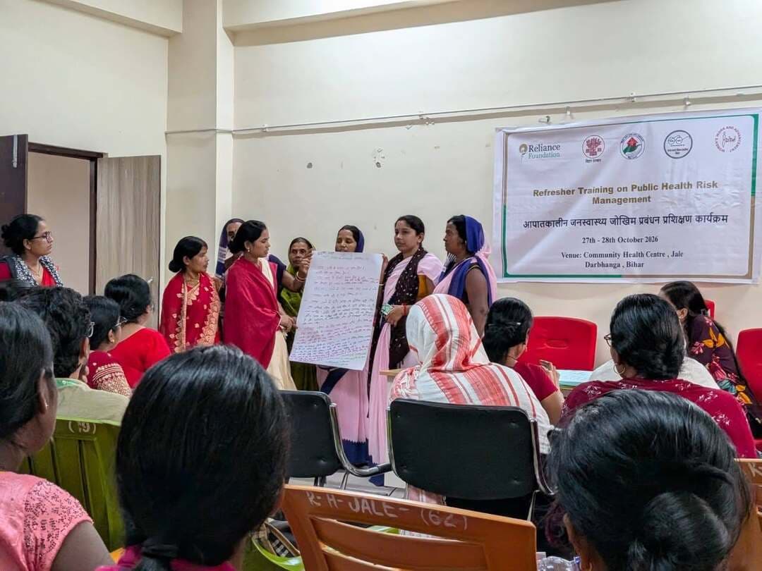 *सामुदायिक स्वास्थ्य केंद्र, जाले में आशा एवं आंगनवाड़ी सेविकाओं को आपातकालीन स्थिति में जनस्वास्थ्य जोखिम प्रबंधन का प्रशिक्षण*
*शीतलहर से बचाव, स्वच्छता, सुरक्षित पेयजल एवं आपदा पूर्व तैयारी के उपायों की दी गई जानकारी*
दरभंगा, 28 अक्टूबर, 2026:-
आपदा प्रबंधन प्रशाखा, दरभंगा, स्वास्थ्य विभाग, दरभंगा, लोहिया स्वच्छ बिहार अभियान, रिलायंस फाउंडेशन एवं अदिथि के संयुक्त तत्वावधान में सामुदायिक स्वास्थ्य केंद्र, जाले में आशा कार्यकर्ताओं एवं आंगनवाड़ी सेविकाओं के लिए *“आपातकालीन स्थिति में जनस्वास्थ्य जोखिम प्रबंधन”* विषय पर प्रशिक्षण कार्यक्रम आयोजित किया गया।
प्रशिक्षण के दौरान आगामी शीतलहर से बचाव, आपदा पूर्व तैयारी, आपदा के दौरान प्रभावी प्रत्युत्तर, पुनर्स्थापन तथा जल, स्वच्छता एवं साफ-सफाई (WASH) से संबंधित महत्वपूर्ण विषयों पर विस्तार से जानकारी दी गई।
प्रखंड सामुदायिक उत्प्रेरक नीतीश सहाय ने स्वच्छता एवं आरोग्य के महत्व पर प्रकाश डालते हुए ग्रामीण क्षेत्रों में जन-जागरूकता बढ़ाने का आह्वान किया। वहीं, लोहिया स्वच्छ बिहार अभियान के प्रखंड समन्वयक अशोक पासवान ने ठोस एवं तरल अपशिष्ट प्रबंधन के विभिन्न पहलुओं की जानकारी दी।
रिलायंस फाउंडेशन के राज्य कार्यक्रम समन्वयक एवं मुख्य प्रशिक्षक सूरज कुमार ने आगामी शीतलहर के मद्देनजर जनस्वास्थ्य की सुरक्षा तथा आवश्यक सावधानियों पर विस्तार से चर्चा की। उन्होंने जलजनित रोगों की रोकथाम, स्वच्छता एवं आरोग्य के महत्व को रेखांकित करते हुए हाथ धोने के सभी छह चरणों की जानकारी दी। साथ ही, ब्लीचिंग पाउडर एवं हैलोजन टैबलेट के उचित उपयोग से जल स्रोतों के विसंक्रमण की प्रक्रिया भी समझाई।
सह-प्रशिक्षक ज्योति कुमारी ने मासिक धर्म स्वच्छता एवं स्वच्छता प्रबंधन से संबंधित महत्वपूर्ण जानकारियां साझा कीं। प्रशिक्षण के दौरान प्रतिभागियों ने विभिन्न समूहों में चर्चा कर जनस्वास्थ्य एवं आपदा प्रबंधन से जुड़े विषयों पर अपनी प्रस्तुतियां भी दीं।
कार्यक्रम में अदिथि की ओर से नयन एवं राजीव सहित अन्य संबंधित प्रतिभागी उपस्थित रहे। प्रशिक्षण का उद्देश्य आशा कार्यकर्ताओं एवं आंगनवाड़ी सेविकाओं को आपातकालीन परिस्थितियों में जनस्वास्थ्य जोखिमों की पहचान, रोकथाम तथा प्रभावी प्रबंधन के लिए आवश्यक जानकारी एवं कौशल प्रदान करना था, ताकि समुदाय स्तर पर सुरक्षित स्वास्थ्य एवं स्वच्छता संबंधी व्यवहार को बढ़ावा दिया जा सके।
