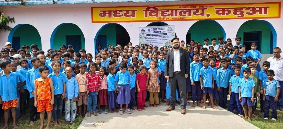 दरभंगा, दिनांक 28 अक्टूबर, 2026:-
सुरक्षित बचपन अभियान के तीसरे दिन प्रधान जिला एवं सत्र न्यायाधीश सह अध्यक्ष जिला विधिक सेवा प्राधिकार दरभंगा श्री अजय कुमार शर्मा के निर्देशानुसार विद्यालयों में न्यायिक पदाधिकारियों के नेतृत्व में जागरूकता कार्यक्रम आयोजित किया गया।
जिला विधिक सेवा प्राधिकार के प्रभारी सचिव सीजेएम जुनैद आलम ने जानकारी देते हुए बताया कि कार्यक्रम का उद्देश्य बच्चों को अपने अधिकारों,सुरक्षा और कानूनी संरक्षण के प्रति सजग एवं सशक्त बनाना है।
उन्होंने बताया कि पूर्वांचल उच्च विद्यालय में विशेष न्यायाधीश एससी एसटी न्यायालय नवीन कुमार ठाकुर, संत पॉल उच्च विद्यालय में सिविल जज सीनियर डिविजन कुमार रितेश, मध्य विद्यालय भीगो में न्यायिक मजिस्ट्रेट प्रथम श्रेणी हरि प्रिया तथा मध्य विद्यालय कहुआ बिरौल में अनुमंडल न्यायिक दंडाधिकारी बिरौल प्रभात के नेतृत्व में जागरूकता कार्यक्रम आयोजित किया गया।
बिहार राज्य विधिक सेवा प्राधिकार के मार्गदर्शन में न्यायाधीशों ने बच्चों के लिए सुरक्षित,संवेदनशील एवं भयमुक्त वातावरण के निर्माण का प्रयास किया।
सीजेएम श्री आलम ने कहा कि लीगल ऐड डिफेंस सिस्टम के सदस्यों, पैनल अधिवक्ताओं, पारा विधिक स्वयंसेवकों, एनजीओ सहित अन्य हितधारकों द्वारा भी विभिन्न विद्यालयों में जागरूकता कार्यक्रम किया गया है।
#BiharSarkar
#CMBihar
#SamratChoudhary
#CMSamrat
#MukhyamantriBihar
