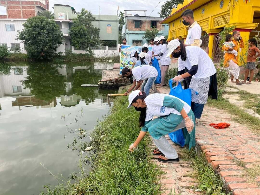 *छठ पर्व के मद्देनजर घाटों की स्वच्छता में जनभागीदारी बढ़ाने हेतु जिला गंगा समिति, दरभंगा द्वारा विशेष अभियान*
*रामजानकी मंदिर तालाब घाट पर श्रमदान एवं दीप प्रज्वलन का आयोजन*
दरभंगा, दिनांक 28 अक्टूबर, 2026:-
जिला पदाधिकारी-सह-अध्यक्ष, जिला गंगा समिति, दरभंगा श्री कौशल कुमार के निर्देश के आलोक में विशेष अभियान 6.0 के अंतर्गत जिला गंगा समिति, दरभंगा द्वारा लहेरियासराय के वार्ड संख्या-46 स्थित कबिलपुर के रामजानकी मंदिर तालाब घाट पर स्वच्छता हेतु श्रमदान, दीप प्रज्वलन एवं नमामि गंगे संकल्प कार्यक्रम का आयोजन किया गया।
आगामी छठ पर्व को दृष्टिगत रखते हुए घाटों की स्वच्छता में जनभागीदारी को बढ़ावा देने के उद्देश्य से कार्यक्रम के दौरान घाट परिसर एवं आसपास के क्षेत्रों में साफ-सफाई हेतु श्रमदान किया गया।
स्वच्छता कार्य के उपरांत घाट पर दीपोत्सव आयोजित कर स्वच्छता, पर्यावरण संरक्षण एवं जलस्रोतों के प्रति सामूहिक जिम्मेदारी का संदेश दिया गया।
अभियान में नमामि गंगे वॉलंटियर्स, महारानी कल्याणी कॉलेज के राष्ट्रीय सेवा योजना के युवा स्वयंसेवकों, स्थानीय युवाओं ने सक्रिय सहभागिता निभाई।
सभी प्रतिभागियों ने सामूहिक श्रमदान के माध्यम से स्वच्छता एवं जलस्रोत संरक्षण का संदेश दिया।
कार्यक्रम के माध्यम से “घाट स्वच्छ रखें, हमेशा स्वच्छ रखें” का संदेश देते हुए नागरिकों से छठ पर्व के दौरान एवं उसके बाद भी जलस्रोतों और सार्वजनिक स्थलों की स्वच्छता बनाए रखने का आह्वान किया गया।
अभियान में वॉलंटियर संजीव कुमार, साक्षी कुमारी, पूजा पासवान, आरती ज्योति, सोनाली, आदित्य सिंह, पार्थ कुमार सहित स्थानीय युवाओं ने सक्रिय सहभागिता निभाई।
#BiharSarkar
#CMBihar
#SamratChoudhary
#CMSamrat
#MukhyamantriBihar