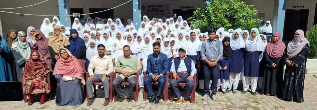 दरभंगा, दिनांक 27 अक्टूबर, 2026:-
सुरक्षित बचपन अभियान के दूसरे दिन जिला विधिक सेवा प्राधिकार दरभंगा के तत्वावधान में विभिन्न विद्यालयों में न्यायिक पदाधिकारियों के नेतृत्व में विधिक जागरूकता कार्यक्रम आयोजित किया गया।
प्रधान जिला एवं सत्र न्यायाधीश सह अध्यक्ष जिला विधिक सेवा प्राधिकार दरभंगा श्री अजय कुमार शर्मा के निर्देश पर आयोजित जागरूकता कार्यक्रम के जरिए बच्चों को बाल संरक्षण संबंधी जानकारी दी गई।
जिला विधिक सेवा प्राधिकार के प्रभारी सचिव सीजेएम जुनैद आलम ने जानकारी देते हुए बताया कि कार्यक्रम के दौरान न्यायिक पदाधिकारियों ने बच्चों को पोक्सो अधिनियम 2012, किशोर न्याय अधिनियम 2015, बाल श्रम प्रतिषेध अधिनियम 1986, बाल विवाह प्रतिषेध अधिनियम 2006 जैसे बाल सुरक्षा कानूनों की जानकारी दी।
जिला स्कूल में जिला एवं अपर सत्र न्यायाधीश द्वितीय संतोष कुमार पांडेय, राजकीय मध्य विद्यालय गंगासागर में विशेष उत्पाद न्यायाधीश द्वितीय रंजन कुमार मिश्र, मध्य विद्यालय बेंता में विशेष उत्पाद न्यायाधीश प्रथम मनोज कुमार श्रीवास्तव, मेडोना इंग्लिश स्कूल में सिविल जज सीनियर डिविजन राजीव रंजन, रामानंद मिश्र बालिका उच्च विद्यालय में एसडीजेएम सत्यम, सोगरा गर्ल्स स्कूल में प्रथम श्रेणी न्यायिक मजिस्ट्रेट प्रमोद कुमार, केके लाल मध्य विद्यालय बाकरगंज में अर्चिता सिन्हा एवं मध्य विद्यालय मझौड़ा बेनीपुर में सिविल जज सीनियर डिविजन रौशन कुमार छापोलिया के नेतृत्व में जागरूकता कार्यक्रम आयोजित किया गया।
साथ ही इसके अलावा पैनल अधिवक्ताओं, पारा विधिक स्वयंसेवकों, एनजीओ सहित अन्य हितधारकों ने सैकड़ों विद्यालयों में कार्यक्रम आयोजित कर बच्चों को जागरुक किया।
#BiharSarkar
#CMBihar
#SamratChoudhary
#CMSamrat
#MukhyamantriBihar