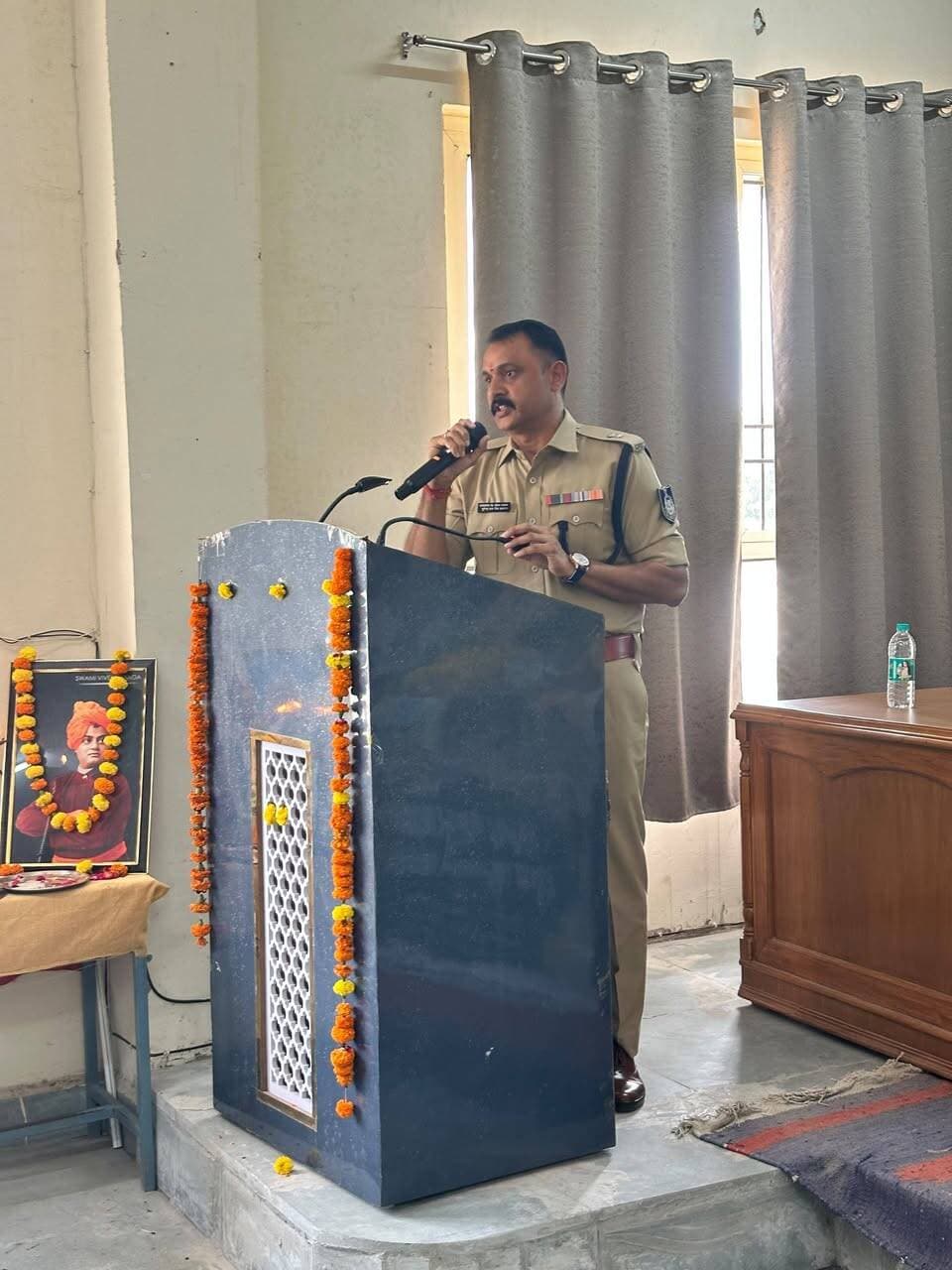 मुरैना कॉलेज में पुलिस का जागरूकता कार्यक्रम आयोजित।
जन सुरक्षा युवा सृजन संवाद के तहत विद्यार्थियों को साइबर अपराध, महिला सुरक्षा, नशा मुक्ति, यातायात नियमों और नागरिक अधिकारों की जानकारी दी गई। पुलिस अधिकारियों ने युवाओं को जागरूक और जिम्मेदार नागरिक बनने के लिए प्रेरित किया।