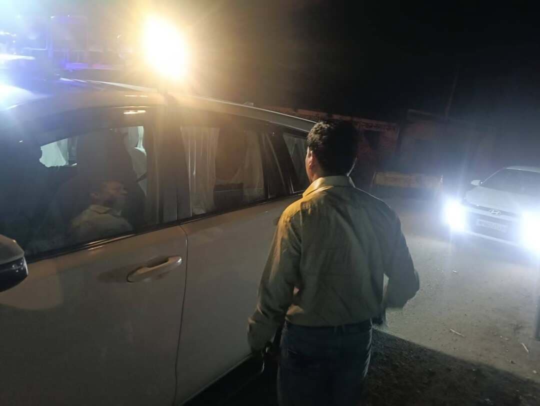 मुरैना में अवैध रेत परिवहन पर पुलिस सख्त।
पुलिस अधीक्षक धर्मराज ने रात्रिकालीन भ्रमण के दौरान विभिन्न नाकों का निरीक्षण कर सुरक्षा व्यवस्था का जायजा लिया और अवैध रेत परिवहन रोकने के लिए सघन चेकिंग व गश्त के निर्देश दिए।