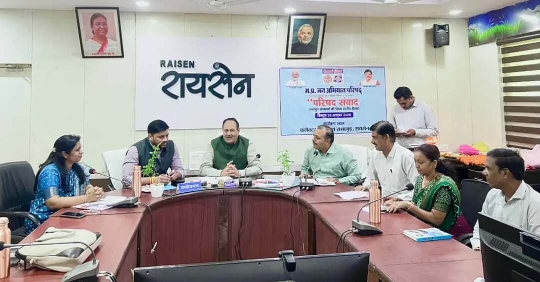 प्रस्फुटन समितियां विकसित मध्य प्रदेश का आधार- पद्मश्री मोहन नागर
जन अभियान परिषद की जिला स्तरीय बैठक में ग्राम एवं नगर विकास समितियों की सक्रियता पर दिया जोर
–––
मध्यप्रदेश जन अभियान परिषद के उपाध्यक्ष एवं राज्यमंत्री दर्जा प्राप्त पद्मश्री श्री मोहन नागर की अध्यक्षता में तथा कलेक्टर श्री रोहित सिसोनिया की विशेष उपस्थिति में कलेक्ट्रेट सभाकक्ष में संवाद योजना अंतर्गत परिषद संवाद कार्यक्रम के तहत नवांकुर संस्थाओं की जिला स्तरीय बैठक आयोजित की गई। कार्यक्रम का शुभारंभ दीप प्रज्वलन के साथ हुआ। इसके पश्चात जिला समन्वयक श्रीमती प्रिया चौधरी ने जिले में जन अभियान परिषद द्वारा संचालित गतिविधियों तथा नवांकुर संस्थाओं के कार्यों का विवरण प्रस्तुत किया।
गांवों का विकास ही भारत का विकास
बैठक में जन अभियान परिषद के उपाध्यक्ष श्री मोहन नागर ने जन अभियान परिषद के उद्देश्यों पर प्रकाश डालते हुए कहा कि समाज और गांवों के समग्र विकास के लिए सामूहिकता एवं स्वावलंबन को आधार बनाकर कार्य करना आवश्यक है। उन्होंने कहा कि गांवों का विकास ही भारत का विकास है। प्रत्येक व्यक्ति को अपने गांव को स्वावलंबी बनाने के लिए सरकार के साथ सहभागी बनना चाहिए।
उन्होंने कहा कि इस दिशा में नवांकुर संस्थाओं के माध्यम से ग्राम विकास प्रस्फुटन समितियां महत्वपूर्ण भूमिका निभा सकती हैं। जिले में कई समितियां सराहनीय कार्य कर रही हैं। इन समितियों को और अधिक सक्रिय बनाकर विकास कार्यों को जनभागीदारी के माध्यम से आगे बढ़ाया जा सकता है।
विकास समितियां परिषद का आधार
बैठक में उपस्थित संभाग समन्वयक श्री वरुण आचार्य ने ग्राम एवं नगर विकास प्रस्फुटन समितियों को जन अभियान परिषद का आधार बताते हुए नवांकुर संस्थाओं से समितियों की सक्रियता बढ़ाने और उनके कार्यों पर विशेष ध्यान देने का आह्वान किया। बैठक के दौरान रायसेन जिले में घुमंतू समुदायों का सर्वे करने वाले कैलाश नायक का उपाध्यक्ष पद्मश्री मोहन नागर द्वारा फूलमाला पहनाकर स्वागत किया गया। सर्वे कार्य में द्वितीय स्थान प्राप्त करने वाले मनफूल नायक का भी सम्मान किया गया। दोनों सर्वेक्षणकर्ताओं ने बंजारा समाज के कल्याण से संबंधित सर्वेक्षण कार्य को गंभीरता एवं निर्धारित समय-सीमा में पूरा किया। इस उपलब्धि पर उपाध्यक्ष श्री नागर ने दोनों की सराहना की। इस दौरान नवांकुर संस्थाओं द्वारा किए जा रहे कार्यों का प्रस्तुतिकरण किया गया।