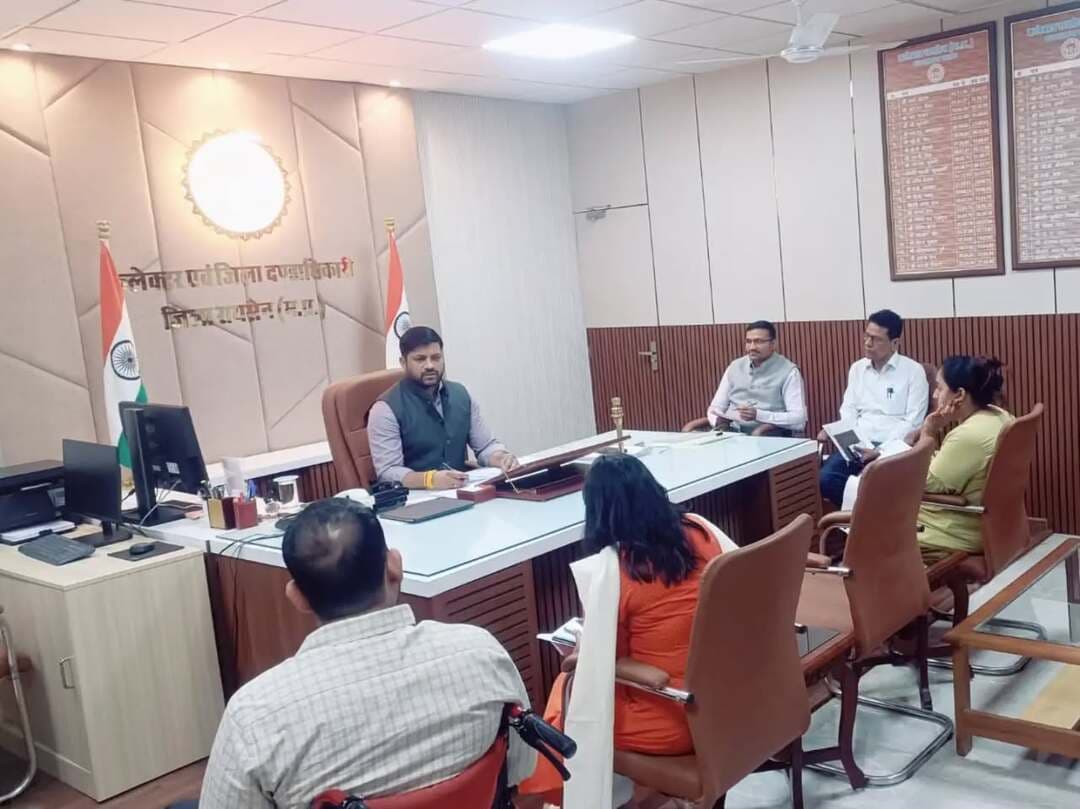 धरती आबा और पीएम जनमन योजना के प्रभावी क्रियान्वयन और नियमित मॉनिटरिंग के कलेक्टर श्री सिसोनिया ने दिए निर्देश
–––
कलेक्टर श्री रोहित सिसोनिया ने कलेक्ट्रेट में आयोजित बैठक में जिले में चिन्हित ग्रामों में धरती आबा जनजातीय ग्राम उत्कर्ष अभियान एवं पीएम जनमन योजना के क्रियान्वयन की समीक्षा की। उन्होंने संबंधित विभागों के अधिकारियों से योजनाओं की प्रगति की जानकारी लेते हुए निर्देश दिए कि प्रत्येक पात्र परिवार एवं हितग्राही को शासन की जनकल्याणकारी योजनाओं का लाभ समय पर उपलब्ध कराया जाए।
कलेक्टर श्री सिसोनिया ने कहा कि इन अभियानों का उद्देश्य जनजातीय क्षेत्रों में निवासरत परिवारों तक मूलभूत सुविधाएं पहुंचाना तथा उन्हें शासन की विभिन्न योजनाओं से लाभान्वित करना है। इसके लिए सभी संबंधित विभाग आपसी समन्वय के साथ कार्य करें और यह सुनिश्चित करें कि कोई भी पात्र हितग्राही योजनाओं के लाभ से वंचित न रहे। उन्होंने अधिकारियों को निर्देश दिए कि चिन्हित ग्रामों में योजनाओं के क्रियान्वयन की नियमित समीक्षा की जाए। हितग्राहियों को योजनाओं के तहत मिलने वाले लाभ तथा शेष कार्यों की स्थिति पर विशेष ध्यान देते हुए आवश्यक कार्रवाई समय-सीमा में पूरी की जाए। बैठक में जिला पंचायत सीईओ श्री कमल सोलंकी, अपर कलेक्टर श्री मनोज उपाध्याय तथा संबंधित विभागों के जिला अधिकारी उपस्थित रहे।
#Raisen