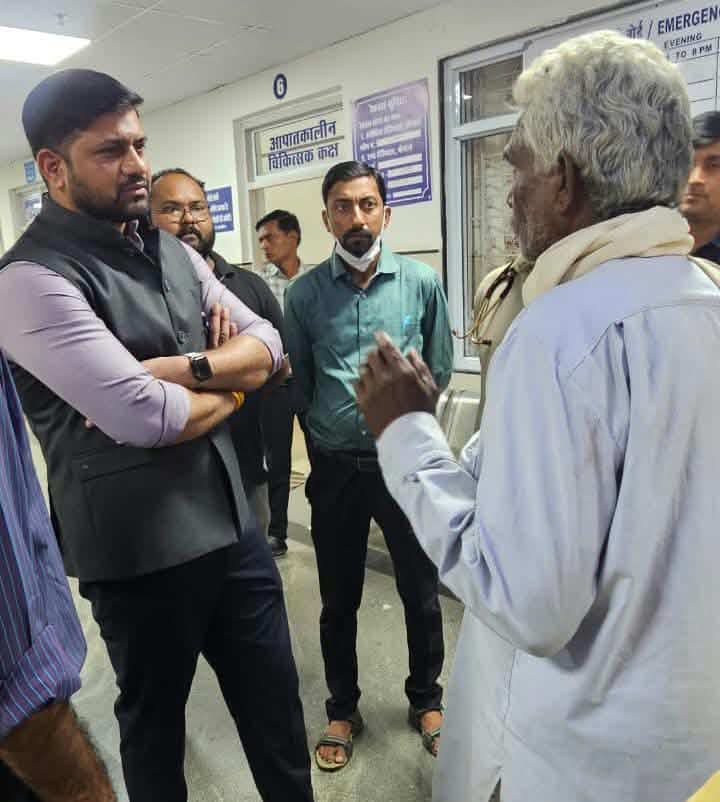 मरीजों के बेहतर उपचार और परिजनों के ठहरने की हो समुचित व्यवस्था-कलेक्टर श्री सिसोनिया
जिला अस्पताल का कलेक्टर ने किया आकस्मिक निरीक्षण, मरीजों और परिजनों से भी संवाद कर लिया फीडबैक
रायसेन, 28 अक्टूबर 2026
कलेक्टर श्री रोहित सिसोनिया ने जिला अस्पताल रायसेन का आकस्मिक निरीक्षण कर स्वास्थ्य सेवाओं एवं व्यवस्थाओं का जायजा लिया। उन्होंने अस्पताल के विभिन्न वार्डों का निरीक्षण करते हुए मरीजों को उपलब्ध कराई जा रही स्वास्थ्य सुविधाओं की जानकारी ली। इस दौरान कलेक्टर ने मरीजों एवं उनके परिजनों से सीधे संवाद कर उपचार की गुणवत्ता, अस्पताल में उपलब्ध सुविधाओं और व्यवस्थाओं के संबंध में फीडबैक भी प्राप्त किया।
निरीक्षण के दौरान कलेक्टर श्री सिसोनिया ने प्रसूता वार्ड, ममता वार्ड, एसएनसीयू, एनआरसी सहित अन्य वार्डों का अवलोकन किया। उन्होंने सीएमएचओ डॉ दिनेश खत्री तथा सिविल सर्जन डॉ अनिल ओढ से इन वार्डों में संचालित स्वास्थ्य सेवाओं और मरीजों को उपलब्ध कराई जा रही सुविधाओं के बारे में जानकारी ली। साथ ही, मरीजों एवं उनके परिजनों से चर्चा कर उपचार सुविधाओं तथा व्यवस्थाओं के बारे में फीडबैक लिया।
कलेक्टर श्री सिसोनिया ने सीएमएचओ तथा सिविल सर्जन को निर्देश दिए कि अस्पताल में आने वाले प्रत्येक मरीज को बेहतर एवं गुणवत्तापूर्ण उपचार उपलब्ध कराया जाए। मरीजों की आवश्यकताओं को प्राथमिकता देते हुए स्वास्थ्य सेवाओं को और अधिक प्रभावी बनाया जाए। उन्होंने अस्पताल के सभी वार्डों एवं परिसर में स्वच्छता बनाए रखने तथा साफ-सफाई की नियमित निगरानी सुनिश्चित करने के निर्देश भी दिए।
परिजनों के ठहरने के लिए हो बेहतर व्यवस्था
कलेक्टर श्री सिसोनिया ने मरीजों के साथ आने वाले परिजनों (अटेंडरों) की सुविधा पर विशेष ध्यान देते हुए उनके ठहरने के लिए बेहतर वैकल्पिक व्यवस्था सुनिश्चित करने के निर्देश दिए। उन्होंने कहा कि अस्पताल में उपचार के लिए आने वाले मरीजों के साथ उनके परिजनों को भी कई बार अधिक समय तक रुकना पड़ता है। ऐसे में उनके लिए सुविधाजनक व्यवस्था उपलब्ध कराना आवश्यक है, ताकि उन्हें अनावश्यक परेशानियों का सामना न करना पड़े। कलेक्टर श्री सिसोनिया ने संबंधित अधिकारियों को निर्देशित किया कि अस्पताल की व्यवस्थाओं में निरंतर सुधार करते हुए मरीजों को बेहतर उपचार, स्वच्छ वातावरण और आवश्यक सुविधाएं उपलब्ध कराना सुनिश्चित करें।
#Raisen Jansampark Madhya Pradesh CM Madhya Pradesh Directorate of Health Services, Madhya Pradesh JDjansampark Bhopal