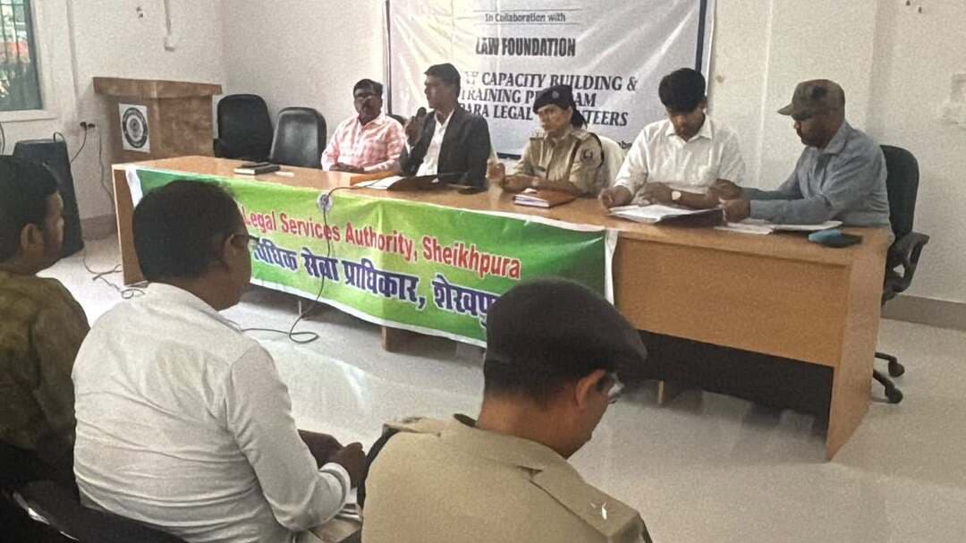 सुरक्षित बचपन अभियान के तहत जिला विधिक सेवा प्राधिकार द्वारा विद्यालयों में चलाया जाएगा विशेष जागरुकता अभियान। आज से जिला विधिक सेवा प्राधिकार शेखपुरा के अध्यक्ष माननीय प्रधान जिला जज श्री संतोष कुमार Tiwari के दिशानिर्देशों पर सुरक्षित बचपन अभियान की शुरुआत जिले में किया गया है। बिहार राज्य विधिक सेवा प्राधिकार पटना के दिशानिर्देशों के अनुपालन में आज एक विशेष बैठक आयोजित की गई। जिसमें जिला शिक्षा पदाधिकारी, सहायक निर्देशक जिला बाल संरक्षण, अपर पुलिस अधीक्षक, बाल संरक्षण इकाई के अध्यक्ष, कवच , जान निर्माण केंद्र और पारा विधिक स्वयं सेवक के साथ विशेष रूप से उपस्थित हुए। आज के बैठक में दिनाँक 26 october से 30 october, 2026 तक जिले में विशेष रूप से चलाये जाने वाले इस जागरुकता अभियान की रूप रेखा ताई की गयी। जिसमें जिले मे संचालित 247 सरकारी एवं गैर सरकारी शिक्षण संस्थानों को चयन किया गया है। आज इस्लामिया उच्च विद्यालय और मध्य विद्यालय केवटी से कार्यक्रम की शुरुआत की गई।