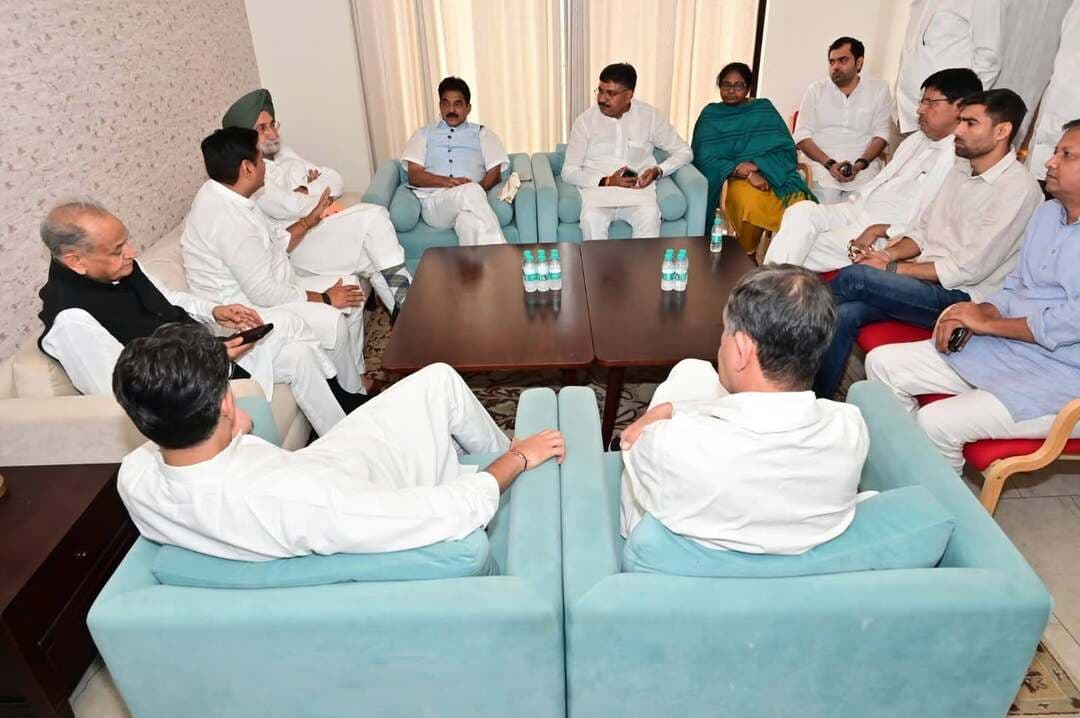 सह-प्रभारी चिरंजीव राव की कांग्रेस नेताओं ने थपथपाई पीठ, के.सी. वेणुगोपाल के सामने गोविंद डोटासरा ने की तारीफ
पंचायत चुनावों में सबसे ज्यादा सक्रिय सह-प्रभारी रहे चिरंजीव राव, लगातार दौरे और बैठकों के लिए सराहना; सुखजिंदर सिंह रंधावा ने भी की तारीफ
1 नवंबर की रैली के लिए भी चिरंजीव राव ने झोंकी ताकत
रेवाड़ी। हरियाणा कांग्रेस के वरिष्ठ नेता, रेवाड़ी के पूर्व विधायक एवं एआईसीसी के राष्ट्रीय सचिव चिरंजीव राव की राजस्थान में पार्टी के सह-प्रभारी के रूप में सक्रियता और कार्यशैली की कांग्रेस के वरिष्ठ नेताओं ने सराहना की है। जयपुर में कांग्रेस संगठन महासचिव के.सी. वेणुगोपाल की मौजूदगी में हुई बैठक के दौरान प्रदेश कांग्रेस अध्यक्ष गोविंद सिंह डोटासरा ने चिरंजीव राव के कामकाज की तारीफ करते हुए उनकी सक्रियता का विशेष रूप से उल्लेख किया। राजस्थान के प्रभारी सुखजिंदर सिंह रंधावा ने भी उनके प्रयासों की सराहना की।
गोविंद सिंह डोटासरा ने चिरंजीव राव की संगठनात्मक सक्रियता की तारीफ करते हुए कहा कि वे सबसे ज्यादा सक्रिय सह-प्रभारी रहे हैं। पंचायत चुनावों के दौरान उन्होंने सबसे ज्यादा दौरे किए और लगातार बैठकें लेकर पार्टी के काम को आगे बढ़ाया। चुनावी गतिविधियों में उनकी भागीदारी, कार्यकर्ताओं के साथ संवाद और संगठन को मजबूत करने के लिए किए गए प्रयासों को वरिष्ठ नेताओं ने सराहा। के.सी. वेणुगोपाल की मौजूदगी में वरिष्ठ नेताओं द्वारा चिरंजीव राव के कामकाज की प्रशंसा को उनकी संगठनात्मक भूमिका के लिहाज से महत्वपूर्ण माना जा रहा है।
राजस्थान में पार्टी की जिम्मेदारी संभालने के बाद से चिरंजीव राव लगातार संगठन को मजबूत करने में जुटे हुए हैं। वे राजस्थान के प्रभारी सुखजिंदर सिंह रंधावा, पूर्व मुख्यमंत्री अशोक गहलोत और प्रदेश कांग्रेस अध्यक्ष गोविंद सिंह डोटासरा, सचिन पायलेट सहित वरिष्ठ नेताओं के साथ समन्वय बनाकर काम कर रहे हैं। पार्टी की बैठकों, संगठनात्मक कार्यक्रमों और चुनाव संबंधी गतिविधियों में उनकी भागीदारी लगातार बनी हुई है। पंचायत चुनावों के दौरान उनके लगातार दौरों और बैठकों का उल्लेख स्वयं प्रदेश कांग्रेस अध्यक्ष द्वारा किया जाना उनकी सक्रियता को लेकर चर्चा का विषय बना है।
चिरंजीव राव की खासियत यह भी है कि राजस्थान में महत्वपूर्ण जिम्मेदारी निभाने के बावजूद उन्होंने हरियाणा कांग्रेस की गतिविधियों से दूरी नहीं बनाई है। वे राजस्थान में पार्टी के कार्यक्रमों और संगठनात्मक बैठकों में भाग लेने के साथ-साथ हरियाणा में भी कांग्रेस के कार्यक्रमों को आगे बढ़ाने में सक्रिय भूमिका निभा रहे हैं। रेवाड़ी जिले में पार्टी की गतिविधियों, कार्यकर्ता बैठकों और विभिन्न कार्यक्रमों की तैयारियों को लेकर उनका लगातार संपर्क बना रहता है। उनके आह्वान और मार्गदर्शन में स्थानीय कार्यकर्ता कार्यक्रमों की तैयारियों में जुटते हैं तथा संगठन को मजबूत करने के लिए प्रयास करते हैं।
वे कार्यक्रमों की तैयारियों को लेकर जिम्मेदारियां सौंपने, कार्यकर्ताओं के साथ समन्वय स्थापित करने और संगठनात्मक गतिविधियों को गति देने पर जोर देते हैं। राजस्थान में सह-प्रभारी की जिम्मेदारी के साथ-साथ हरियाणा में भी सक्रिय रहना उनके व्यस्त कार्यक्रमों और पार्टी के प्रति उनकी जिम्मेदारियों को दर्शाता है।
*1 नवंबर की रैली के लिए चिरंजीव राव ने झोंकी ताकत*
कांग्रेस पार्टी आगामी 1 नवंबर को दिल्ली के रामलीला मैदान में ‘वोट बचाओ–देश बचाओ महारैली’ आयोजित कर रही है। रैली को सफल बनाने के लिए चिरंजीव राव हरियाणा के कार्यकर्ताओं के साथ लगातार संपर्क और समन्वय बनाए हुए हैं। राजस्थान में पार्टी की जिम्मेदारियों के बीच वे रेवाड़ी, गुरुग्राम और आसपास के क्षेत्रों के कार्यकर्ताओं को भी रैली में भाग लेने के लिए प्रेरित कर रहे हैं। उनका प्रयास है कि हरियाणा और राजस्थान से अधिक से अधिक कांग्रेस कार्यकर्ता और समर्थक दिल्ली पहुंचें।
चिरंजीव राव ने कहा कि लोकतंत्र की रक्षा और प्रत्येक नागरिक के मताधिकार को सुरक्षित रखना बेहद जरूरी है। कांग्रेस नेता राहुल गांधी लगातार वोट चोरी और मतदाता सूची में कथित अनियमितताओं का मुद्दा उठा रहे हैं। चुनावी प्रक्रिया में पारदर्शिता सुनिश्चित होनी चाहिए, ताकि प्रत्येक मतदाता का वोट सुरक्षित रहे और लोकतांत्रिक व्यवस्था में जनता का विश्वास बना रहे।
उन्होंने कहा कि कांग्रेस पार्टी इसी उद्देश्य से 1 नवंबर को दिल्ली के रामलीला मैदान में ‘वोट बचाओ–देश बचाओ महारैली’ आयोजित कर रही है। उन्होंने कांग्रेस कार्यकर्ताओं से आह्वान किया कि वे रैली की तैयारियों में जुटें और अधिक से अधिक लोगों को इससे जोड़ें। चिरंजीव राव ने कहा कि लोकतंत्र में जनता की आवाज सबसे महत्वपूर्ण है और प्रत्येक नागरिक के मताधिकार का सम्मान सुनिश्चित करना सभी की जिम्मेदारी है।