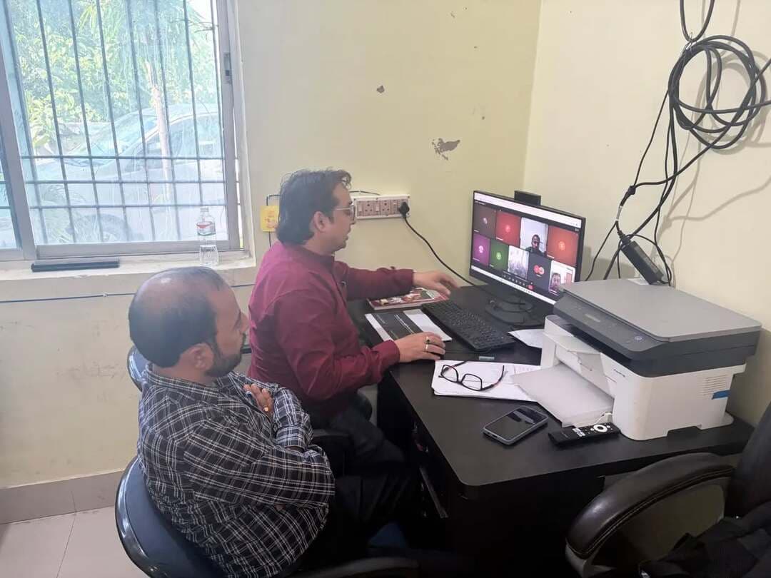 समाहरणालय पूर्णिया,
जनसंपर्क कार्यालय,
प्रेस विज्ञप्ति:-1735,
दिनांक 27/10/2026,
==================
पूर्णिया जिला स्वास्थ्य सेवाओं में पूरे बिहार में प्रथम स्थान पर:-
पूर्णिया जिले ने स्वास्थ्य सेवाओं और चिकित्सा सुविधा उपलब्ध कराने के मामले में पूरे बिहार राज्य में पहला स्थान हासिल किया है।
मुख्य बिंदु:--
रैंकिंग में सुधार: पूर्णिया जुलाई में 5वें और अगस्त में दूसरे स्थान पर था, जो सितंबर माह में 78.57 अंक के साथ पहले स्थान पर पहुँच गया।
शीर्ष 5 जिले:---
पूर्णिया - 78.57 अंक,
गोपालगंज - 72.87 अंक,
शेखपुरा - 70.51 अंक,
सीतामढ़ी - 70.45 अंक,
मुंगेर - 68.07 अंक,
सक्रिय केंद्र:-- जिले के 14 प्रखंडों में प्राथमिक स्वास्थ्य केंद्र (PHC), अतिरिक्त प्राथमिक स्वास्थ्य केंद्र और सुदूर क्षेत्रों में हेल्थ एंड वेलनेस सेंटर के माध्यम से लोगों को निःशुल्क जांच, उपचार और दवाइयां उपलब्ध कराई जा रही हैं।
सहयोग: इस उपलब्धि में स्वास्थ्य विभाग के साथ-साथ यूनिसेफ और पिरामल स्वास्थ्य जैसी संस्थाओं का महत्वपूर्ण सहयोग रहा है। गंभीर रूप से बीमार मरीजों को बेहतर इलाज के लिए जीएमसीएच (GMCH) या प्रखंड अस्पतालों में विशेषज्ञ डॉक्टरों के पास रैफर किया जा रहा है।
#pmnarendramodi
#cmsamrat