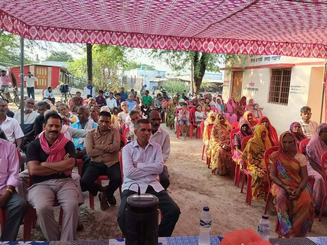 _*खेत बचाओ अभियान के तहत किसानों को किया गया जागरूक*_
*रायबरेली, 27 अक्टूबर 2026*
जनपद रायबरेली के विकासखंड बछरावां के ग्राम कन्नावा में कृषि विभाग द्वारा “खेत बचाओ अभियान” के अंतर्गत कार्यक्रम आयोजित किया गया। कार्यक्रम में कृषि विभाग के मुखिया, उप कृषि निदेशक व संयुक्त कृषि निदेशक सहित विभागीय अधिकारी उपस्थित रहे।
कार्यक्रम के दौरान किसानों को खेतों की सुरक्षा, कृषि भूमि के संरक्षण तथा कृषि उत्पादन को सुरक्षित रखने के संबंध में जागरूक किया गया। उपस्थित अधिकारियों ने अभियान के महत्व पर प्रकाश डालते हुए किसानों को कृषि भूमि की सुरक्षा एवं संरक्षण के प्रति जागरूक रहने और विभाग द्वारा संचालित गतिविधियों में सक्रिय सहभागिता करने के लिए प्रेरित किया।
अधिकारियों ने कहा कि खेतों की सुरक्षा एवं संरक्षण कृषि उत्पादन को बनाए रखने और किसानों के हितों की रक्षा के लिए महत्वपूर्ण है। अभियान के माध्यम से किसानों तक आवश्यक जानकारी पहुँचाने तथा उन्हें कृषि भूमि के संरक्षण के प्रति जागरूक करने पर विशेष बल दिया जा रहा है।
कृषि विभाग, रायबरेली द्वारा संचालित “खेत बचाओ अभियान” के अंतर्गत जनपद के विभिन्न क्षेत्रों में जागरूकता गतिविधियाँ आयोजित कर किसानों को अभियान से जोड़ने का प्रयास किया जा रहा है।