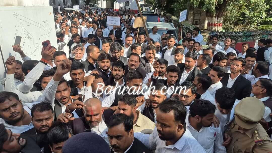 #bahraich कलेक्ट्रेट पहुंचे अधिवक्ताओं ने आज सड़क पर उतर कर जमकर प्रदर्शन किया, अधिवक्ता पर हुए जानलेवा हमले का आरोपी मनीष जायसवाल की गिरफ्तारी की मांग को लेकर प्रदर्शन किया, इस दौरान जमकर नारेबाजी करते हुए डीएम राजेश पांडे को ज्ञापन सौंपा, गिरफ्तारी नहीं हुई तो आंदोलन की दी चेतावनी,
#बहराइच #BahraichCity #BahraichNews #BahraichBreaking #अधिवक्ता #वकील #एडवोकेट #Advocate #आरोपी #पुलिस #PoliceNews #police #NewsUpdate #BreakingNews