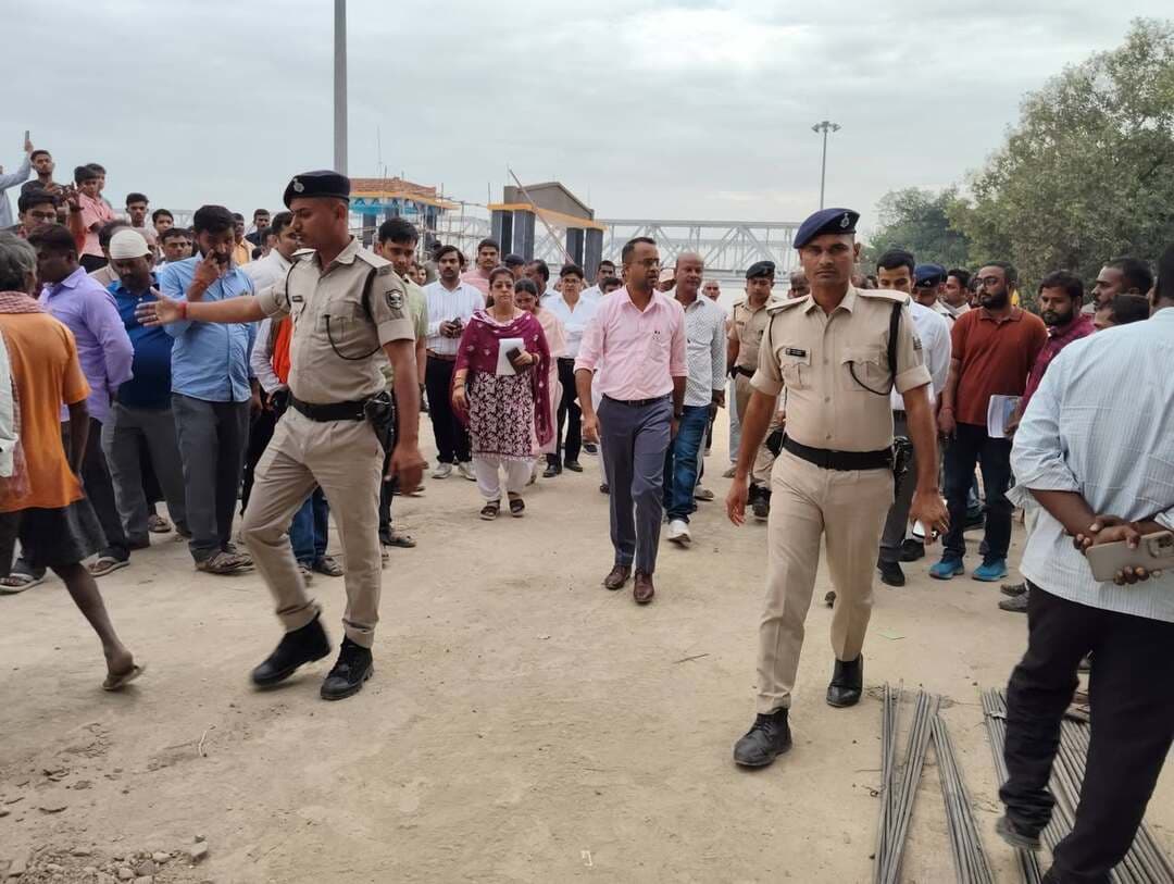 जिला पदाधिकारी, सारण श्री वैभव श्रीवास्तव ने रामघाट, मांझी एवं दलन सिंह उच्च विद्यालय सह इंटर कॉलेज, मांझी का निरीक्षण कर विकास कार्यों एवं उपलब्ध सुविधाओं का जायजा लिया। इस दौरान उन्होंने रामघाट के सौंदर्यीकरण, जनसुविधाओं के विस्तार तथा विद्यालय परिसर के सुदृढ़ीकरण एवं सौंदर्यीकरण को लेकर संबंधित पदाधिकारियों को आवश्यक दिशा-निर्देश दिए। उन्होंने सभी कार्यों को गुणवत्तापूर्ण तरीके से निर्धारित समय-सीमा के भीतर पूर्ण करने तथा नियमित निगरानी सुनिश्चित करने का निर्देश दिया।