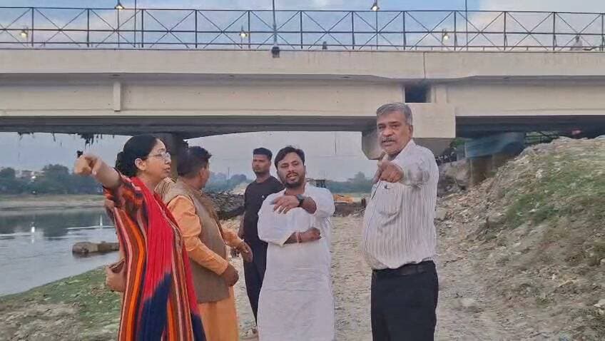 👉#छठ पूजा की तैयारियों को लेकर नगर आयुक्त ने खन्नौत नदी छठ घाट का किया निरीक्षण
--#लोधीपुर पुल से हनुमत धाम की ओर 400 मीटर क्षेत्र में पानी डायवर्ट कर समतलीकरण कराने के निर्देश
शाहजहांपुर। आगामी छठ पूजा पर्व के दृष्टिगत नगर आयुक्त सौम्या गुरुरानी ने बुधवार को लोधीपुर स्थित खन्नौत नदी छठ घाट का स्थलीय निरीक्षण किया। इस दौरान उन्होंने घाट पर श्रद्धालुओं की सुविधा और पर्व के दौरान आवश्यक व्यवस्थाओं का जायजा लिया।
निरीक्षण के दौरान नगर आयुक्त ने लोधीपुर खन्नौत नदी पुल से हनुमत धाम की ओर लगभग 400 मीटर क्षेत्र में पानी का डायवर्जन कर समतलीकरण कराने के निर्देश दिए। उन्होंने संबंधित अधिकारियों को कार्य शीघ्र शुरू कराने और निर्धारित समयावधि में पूरा करने को कहा, ताकि छठ पूजा के अवसर पर श्रद्धालुओं को किसी प्रकार की असुविधा न हो और आवश्यक व्यवस्थाएं समय से सुनिश्चित की जा सकें।निरीक्षण के दौरान पूर्वांचल महासभा सेवा समिति के अध्यक्ष सतीश कुमार मिश्रा, मुख्य सफाई एवं खाद्य निरीक्षक हरिवंश दीक्षित और क्षेत्रीय पार्षद रुपेश कुमार वर्मा उपस्थित रहे।
Nagar Ayukt Shahjahanpur