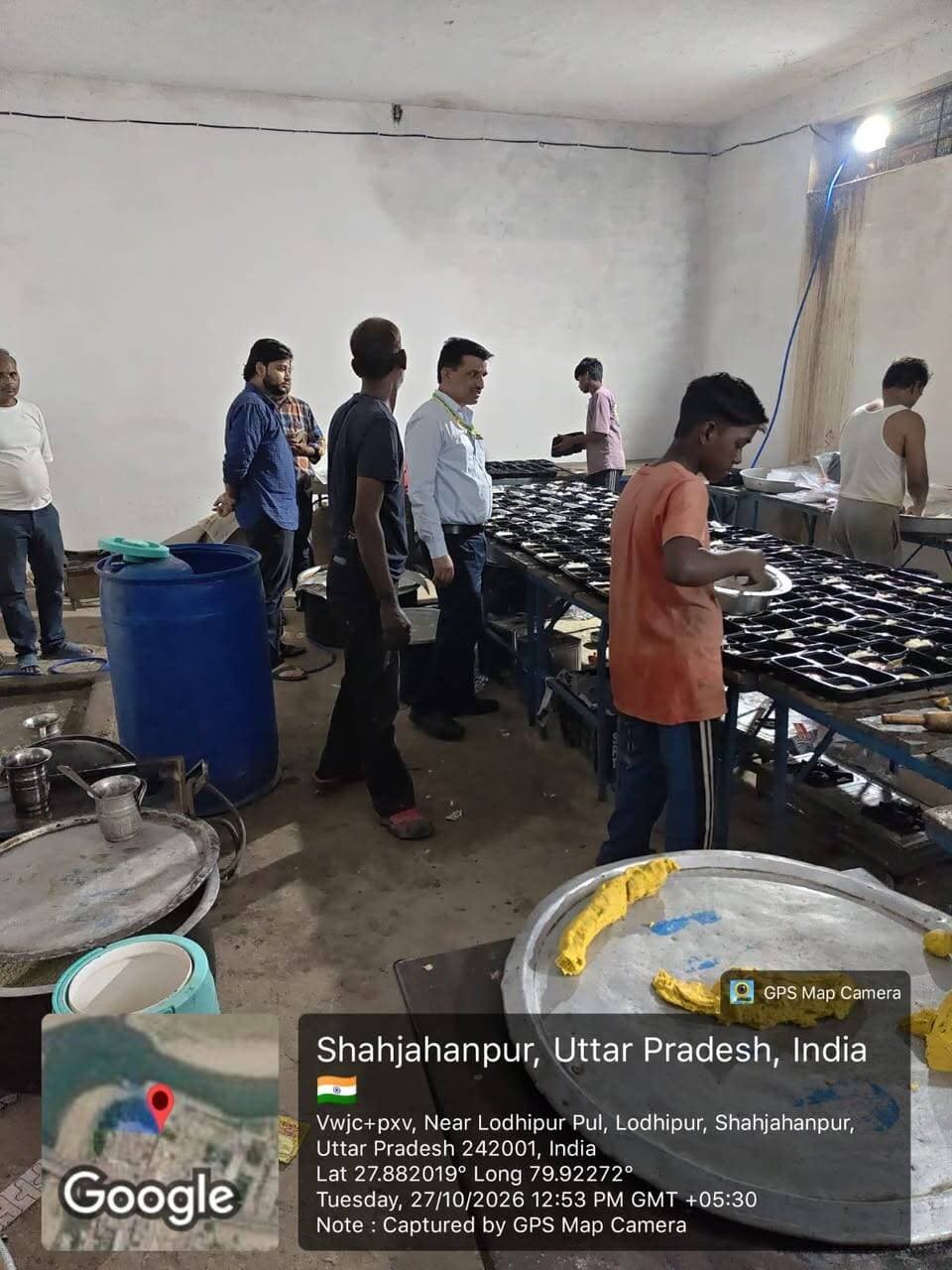 जनगणना कार्मिकों के खाने की सब्जी खराब, 400 पैकेटों की सब्जी नष्ट कराई
शाहजहांपुर। जनगणना कार्मिकों के प्रशिक्षण के दौरान दिए जाने वाले भोजन की गुणवत्ता जांच में सब्जी खराब मिली। इस पर खाद्य सुरक्षा विभाग की टीम ने करीब 400 पैकेटों की सब्जी नष्ट कराई और दूसरी सब्जी तैयार कराकर भोजन की आपूर्ति कराई।जनगणना कार्मिकों के तीन दिवसीय प्रशिक्षणकार्यक्रम के दौरान भोजन की गुणवत्ता जांचने के निर्देश एसडीएम सदर प्रभात राय ने दिए थे। इसके बाद खाद्य सुरक्षा विभाग की टीम ने लोदीपुर स्थित हरितिमा रेस्टोरेंट पहुंचकर तैयार हो रहे भोजन की जांच की। जांच में सब्जी खराब मिलने पर टीम ने उसे नष्ट करा दिया और दूसरी सब्जी बनवाकर भोजन भिजवाया। वहीं, भोजन समय से नहीं पहुंचने पर सदर क्षेत्र के स्कूलों में प्रशिक्षण ले रहे प्रगणकों और पर्यवेक्षकों ने नाराजगी जताई। अधिकारियों ने कार्मिकों को समय से गुणवत्तापूर्ण भोजन उपलब्ध कराने के निर्देश दिए थे।
DM Shahjahanpur
Shahjahanpur Cdo
आपका अपना शहर Aapka Apna Shahar