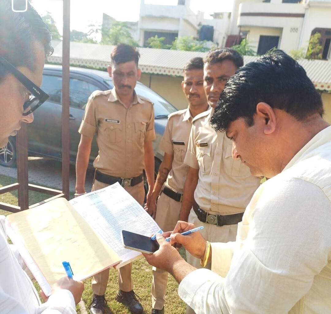 नियमों की अनदेखी करने पर निगम की बड़ी कार्रवाई, होटल व पैलेस के किए चालान
निगम की टीम ने बीडब्ल्यूजी श्रेणी में आने वाले विभिन्न रिजॉर्ट, पैलेस व होटलों का किया निरीक्षण
यमुनानगर। बीडब्ल्यूजी नियमों की अनदेखी करने पर नगर निगम ने शहर में बड़ी कार्रवाई की। नगर निगम की टीम ने बीडब्ल्यूजी (बल्क वेस्ट जनरेटर) श्रेणी में आने वाले शहर के विभिन्न रिजॉर्ट, मैरिज पैलेस और होटलों का निरीक्षण किया। निरीक्षण के दौरान बीडब्ल्यूजी नियमों की उल्लंघना मिलने पर एक होटल व पैलेस का चालान किया। जांच में यहां कचरे का सही तरीके से निस्तारण नहीं किया जा रहा था और बीडब्ल्यूजी नियमों का उल्लंघन किया जा रहा है। जिस पर निगम आयुक्त महाबीर प्रसाद के निर्देशों पर मुख्य सफाई निरीक्षक अमित कंबोज के नेतृत्व में निगम द्वारा यह कार्रवाई की गई।
नगर निगम आयुक्त महाबीर प्रसाद के निर्देशों पर मुख्य सफाई निरीक्षक अमित कांबोज, सफाई निरीक्षक प्रदीप दहिया, स्वच्छ भारत मिशन शहरी के आईईसी विशेषज्ञ आकाश कुमार व होमगार्ड के जवानों की टीम ने बीडब्ल्यूजी (बल्क वेस्ट जनरेटर) श्रेणी में आने वाले मॉडल टाउन के विभिन्न रिजॉर्ट, पैलेस और होटलों का निरीक्षण किया। जांच में मॉडल टाउन स्थित थ्री चेयरर्स होटल में बीडब्ल्यूजी के नियमों की उल्लंघना पाई गई। निर्धारित नियमों का उल्लंघन पाए जाने पर संबंधित होटल के विरुद्ध कार्रवाई करते हुए मुख्य सफाई निरीक्षक अमित कांबोज द्वारा चालान किया गया। इसके बाद निगम की टीम ने वर्कशॉप रोड स्थित कईं मैरिज पैलेस, रिजॉर्ट व होटलों की जांच की। जांच में पारकर पैलेस प्रबंधन द्वारा बीडब्ल्यूजी नियमों का उल्लंघन होता मिला। जिस पर निगम की टीम ने उसका भी मौके चालान किया गया। निरीक्षण के समय इन संस्थानों की रसोईयों में कचरे का सही तरीके से निस्तारण न होने तथा साफ-सफाई की कमी पाई गई। इस पर निर्धारित नियमों का उल्लंघन पाए जाने के कारण संबंधित संस्थानों के विरुद्ध कार्रवाई की गई। निरीक्षण के दौरान संस्थानों में बनाए गए कम्पोस्ट पिट की भी जांच की गई। कुछ स्थानों पर कम्पोस्टिंग पिट का सही तरीके से उपयोग नहीं किया जा रहा था और गीले कचरे को निर्धारित प्रक्रिया के अनुसार कम्पोस्टिंग के लिए नहीं डाला जा रहा था। अधिकारियों ने संबंधित संस्थानों को कम्पोस्टिंग पिट का सही उपयोग करने तथा गीले कचरे से खाद बनाने की प्रक्रिया को नियमित रूप से अपनाने के निर्देश दिए। मुख्य सफाई निरीक्षक अमित कांबोज ने संस्थानों के प्रबंधन को सख्त निर्देश दिए कि भविष्य में कचरा प्रबंधन से संबंधित सभी नियमों का पालन सुनिश्चित किया जाए। उन्होंने कहा कि स्वच्छ सर्वेक्षण 2025 को ध्यान में रखते हुए शहर में स्वच्छता और कचरा प्रबंधन को बेहतर बनाने के लिए ऐसे निरीक्षण आगे भी जारी रहेंगे। नियमों की अनदेखी करने वाले संस्थानों के विरुद्ध सख्त कार्रवाई की जाएगी ताकि शहर को स्वच्छ और स्वस्थ बनाया जा सके।
-----------
बीडब्ल्यूजी गाइडलाइन का पालन करें सभी संस्थान - महाबीर प्रसाद
नगर निगम आयुक्त महाबीर प्रसाद ने बीडब्ल्यूजी की श्रेणी में आने वाले सभी होटल, मैरिज पैलेस और अन्य संस्थानों के संचालकों को निर्देश दिए कि वे सॉलिड वेस्ट मैनेजमेंट अर्थात एसडब्ल्यूएम अधिनियम 2016 और बीडब्ल्यूजी गाइडलाइन 2017 के नियमों का सख्ती से पालन करना सुनिश्चित करें। संस्थानों से निकलने वाले गीले कचरे से परिसर में ही खाद तैयार की जाए और सूखे कचरे का पृथक रूप से निस्तारण किया जाए। सिंगल यूज प्लास्टिक का इस्तेमाल न करें। इसके साथ ही रीसाइक्लेबल कचरे को केवल अधिकृत रीसाइक्लर तक पहुंचाने की व्यवस्था करें।
फोटो कैप्शन - बीडब्ल्यूजी संस्थान का चालान करते मुख्य सफाई निरीक्षक।
संस्थान में फैली गंदगी।