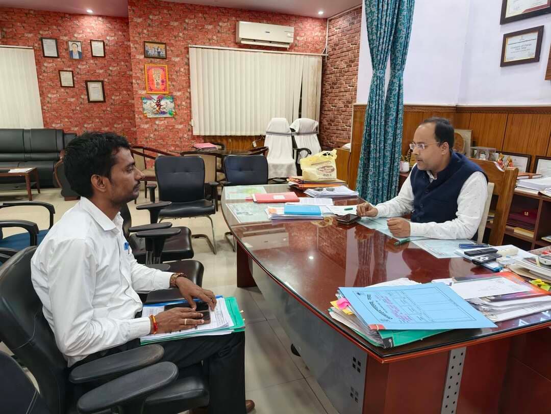 *किसानों को उन्नत कृषि तकनीकों का प्रशिक्षण दिलाएगा जिला प्रशासन, 5 नवंबर तक करें ऑनलाइन आवेदन*
गया, 28 अक्टूबर 2026, जिले के किसानों को आधुनिक एवं उन्नत कृषि तकनीकों से अवगत कराने, वैज्ञानिक पद्धति से खेती करने के लिए प्रोत्साहित करने तथा कृषि उत्पादन एवं किसानों की आय में वृद्धि के उद्देश्य से जिला प्रशासन, गया द्वारा एक महत्वपूर्ण पहल की गई है। इस पहल के तहत जिले के किसानों को देश के प्रतिष्ठित कृषि अनुसंधान एवं प्रशिक्षण संस्थानों में प्रशिक्षण प्राप्त करने का अवसर प्रदान किया जा रहा है।
इस संबंध में आज समाहरणालय सभागार में जिला पदाधिकारी, गया श्री शशांक शुभंकर की अध्यक्षता में बैठक आयोजित की गई। बैठक में किसानों को विभिन्न प्रतिष्ठित संस्थानों में प्रशिक्षण हेतु भेजने, आवेदन प्रक्रिया तथा प्रशिक्षण कार्यक्रम के प्रभावी क्रियान्वयन से संबंधित विषयों पर चर्चा की गई।
इस पहल के माध्यम से जिले के किसान आधुनिक कृषि तकनीकों, वैज्ञानिक खेती की पद्धतियों, मोटे अनाज (मिलेट्स) की उन्नत खेती, समेकित कृषि प्रणाली एवं प्राकृतिक खेती के संबंध में व्यावहारिक जानकारी प्राप्त कर सकेंगे। प्रशिक्षण प्राप्त करने के बाद किसान इन तकनीकों का उपयोग अपने खेतों में कर सकेंगे, जिससे कृषि उत्पादन एवं उत्पादकता में वृद्धि के साथ-साथ खेती को अधिक लाभकारी बनाने में मदद मिलेगी।
*वर्तमान में दो संस्थानों में प्रशिक्षण की व्यवस्था*
जिला प्रशासन द्वारा फिलहाल दो प्रतिष्ठित कृषि संस्थानों में किसानों के प्रशिक्षण की व्यवस्था की गई है। प्रशिक्षण कार्यक्रमों का विवरण निम्नलिखित है—
*1. विवेकानंद पर्वतीय कृषि अनुसंधान संस्थान, अल्मोड़ा*
इस संस्थान में दिनांक 16 नवंबर से 20 नवंबर 2026 तक किसानों को मिलेट्स (मोटे अनाज) की वैज्ञानिक खेती का प्रशिक्षण दिया जाएगा। इस दौरान किसानों को मोटे अनाज की उन्नत खेती एवं वैज्ञानिक कृषि पद्धतियों से संबंधित जानकारी प्राप्त करने का अवसर मिलेगा।
*2. महात्मा गांधी समेकित कृषि अनुसंधान संस्थान, पिपराकोठी, मोतिहारी*
इस संस्थान में किसानों के लिए दो प्रशिक्षण कार्यक्रम निर्धारित किए गए हैं—
*समेकित कृषि प्रणाली:* 23 नवंबर से 27 नवंबर 2026 तक।
*प्राकृतिक खेती:* 7 दिसंबर से 11 दिसंबर 2026 तक।
इन प्रशिक्षण कार्यक्रमों के माध्यम से किसानों को समेकित कृषि प्रणाली अपनाने तथा प्राकृतिक खेती की तकनीकों को समझने का अवसर मिलेगा। इससे किसान उपलब्ध संसाधनों का बेहतर उपयोग करते हुए खेती को अधिक टिकाऊ एवं लाभकारी बना सकेंगे।
*5 नवंबर तक ऑनलाइन आवेदन का अवसर*
उक्त प्रशिक्षण कार्यक्रमों में भाग लेने के इच्छुक किसान जिला प्रशासन, गया की आधिकारिक वेबसाइट gaya.nic.in पर उपलब्ध संस्थानों एवं प्रशिक्षण कार्यक्रमों से संबंधित विवरण देख सकते हैं। इच्छुक किसानों को वेबसाइट पर अपलोड की गई जानकारी के अनुसार ऑनलाइन आवेदन करना होगा।
*ऑनलाइन आवेदन करने की अंतिम तिथि 5 नवंबर 2026 निर्धारित की गई है।* प्राप्त आवेदनों के आधार पर किसानों का चयन किया जाएगा तथा चयनित किसानों को संबंधित संस्थानों में प्रशिक्षण प्राप्त करने के लिए भेजा जाएगा।
*अन्य प्रतिष्ठित संस्थानों से भी किया जा रहा संपर्क*
जिला पदाधिकारी, गया श्री शशांक शुभंकर ने बताया कि जिले के किसानों को आधुनिक एवं वैज्ञानिक कृषि तकनीकों से जोड़ना जिला प्रशासन की प्राथमिकताओं में शामिल है। किसानों को प्रतिष्ठित संस्थानों में प्रशिक्षण दिलाने से उन्हें नई तकनीकों को सीखने और खेती में अपनाने का अवसर मिलेगा। इससे कृषि कार्यों की गुणवत्ता में सुधार, उत्पादन में वृद्धि तथा किसानों की आर्थिक स्थिति को सुदृढ़ करने में सहायता मिलेगी।
उन्होंने यह भी बताया कि किसानों के प्रशिक्षण के लिए अन्य प्रतिष्ठित कृषि अनुसंधान एवं प्रशिक्षण संस्थानों से भी संपर्क किया जा रहा है, ताकि आने वाले दिनों में अधिक से अधिक किसानों को विभिन्न विशेषज्ञ संस्थानों में प्रशिक्षण प्राप्त करने का अवसर उपलब्ध कराया जा सके।
जिला पदाधिकारी ने जिले के सभी किसानों से अपील की है कि जिला प्रशासन की इस पहल का अधिक से अधिक लाभ उठाएं तथा निर्धारित समय-सीमा के भीतर ऑनलाइन आवेदन कर प्रशिक्षण कार्यक्रमों में भाग लेने का अवसर प्राप्त करें। उन्होंने कहा कि आधुनिक कृषि तकनीकों को अपनाकर किसान अपनी खेती को अधिक उन्नत, उत्पादक एवं लाभकारी बना सकते हैं।
Information & Public Relations Department, Government of Bihar Department of Agriculture, Government of Bihar Ministère de l’Agriculture et de l'Elevage Guinée PMO India CMO Bihar Samrat Choudhary VIJAY KUMAR SINHA