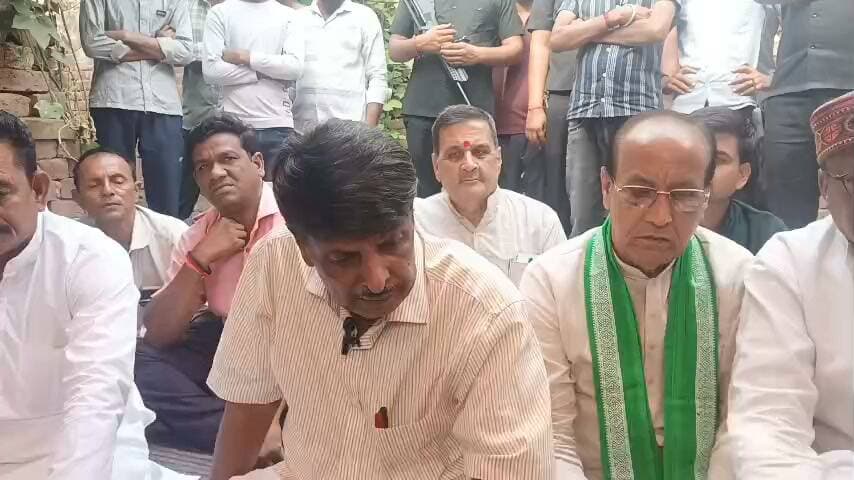 फिरोजाबाद छटनपुर में आंसू पोंछने पहुंचे पूर्व मंत्री अशोक यादव!
कार वाली घटना से टूटे 3 परिवारों से मिलने आज अशोक यादव खुद गांव पहुंच गए।
बोले - "सांसद-विधायक को अपनी निधि से तुरंत मदद करनी चाहिए, मैं खुद खड़ा हूं"
प्रशासन ने भी मुख्यमंत्री राहत कोष से मदद का पत्र भेज दिया है।
क्या इन परिवारों को मदद मिलनी चाहिए? हाँ / नहीं कमेंट करो 👇
#Firozabad #Shikohabad #ViralNews #AshokYadav #UPNews
---