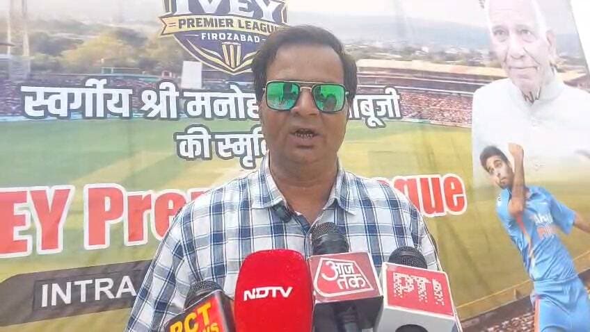 फिरोजाबाद में 10 छक्के, 9 छक्के! IV स्कूल में क्रिकेट का तूफान, टाइटंस-पैंथर्स ने मारी बाजी!
फिरोजाबाद के IV इंटरनेशनल स्कूल में भव्य क्रिकेट टूर्नामेंट का शुभारंभ हुआ। पूर्व जिला पंचायत अध्यक्ष विजय प्रताप सिंह उर्फ छोटू भैया ने खिलाड़ियों से परिचय प्राप्त कर टूर्नामेंट का उद्घाटन किया। पहले मुकाबले में IV टाइटंस ने IV चैलेंजर्स को 49 रन से हराया। टाइटंस ने 12 ओवर में 128 रन बनाए जिसमें कप्तान अमन यादव ने 34 गेंदों में 10 छक्कों की मदद से 94 रन की तूफानी पारी खेली और मैन ऑफ द मैच बने। जवाब में चैलेंजर्स 79 रन पर सिमट गई। दूसरे मुकाबले में IV पैंथर्स ने IV रॉयल्स को 8 विकेट से शिकस्त दी। रॉयल्स 92 रन पर ढेर हुई, पैंथर्स के ऋषभ यादव ने 6 विकेट लिए। लक्ष्य का पीछा करते हुए कप्तान योगेश गुर्जर ने 24 गेंदों में 9 छक्कों के साथ 74 रन बनाकर महज 6 ओवर में जीत दिला दी और मैन ऑफ द मैच बने। इस अवसर पर प्रधानाचार्या डॉ. नंदिनी यादव सहित शिक्षक और दर्शक मौजूद रहे।
कैसा लगा मैच? कमेंट में बताओ 👇 शेयर जरूर करो
@IV International School #FirozabadNews #FirozabadViral #IVInternationalSchool #CricketTournament #AmanYadav #YogeshGurjar #KashmirSinghJournalist