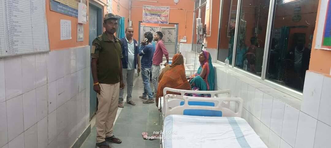 जिलाधिकारी श्री तनय सुल्तानिया के निर्देश के आलोक में कायाकल्प अभियान के तहत जिले के स्वास्थ्य संस्थानों में स्वच्छता, साफ-सफाई एवं आधारभूत सुविधाओं को बेहतर बनाने की दिशा में लगातार कार्य किए जा रहे हैं।
इसी क्रम में सामुदायिक स्वास्थ्य केंद्र, रूनीसैदपुर में अस्पताल परिसर की साफ-सफाई, शौचालयों की स्वच्छता, रंग-रोगन, मरम्मती एवं आधारभूत संरचनाओं के सुदृढ़ीकरण पर विशेष ध्यान दिया जा रहा है।
अस्पताल परिसर में स्वच्छता व्यवस्था को बेहतर बनाए रखने के लिए साफ-सफाई पर विशेष जोर दिया जा रहा है। संबंधित एजेंसी को मानव बल की संख्या बढ़ाने तथा साफ-सफाई एवं अन्य कार्यों की नियमित मॉनिटरिंग सुनिश्चित करने का निर्देश दिया गया है, ताकि अस्पताल परिसर में स्वच्छ एवं स्वास्थ्यकर वातावरण बना रहे।
इसके साथ ही मरीजों एवं उनके परिजनों की सुविधा के लिए बैठने की व्यवस्था, शुद्ध पेयजल तथा अन्य आवश्यक सुविधाओं को सुदृढ़ करने की दिशा में भी प्रयास किए जा रहे हैं।
#CMSamrat #samratchoudhary
CMO Bihar General Administration Department, Govt. of Bihar District Administration Sitamarhi Bihar Health Department
स्वच्छता के बेहतर मानकों को अपनाकर स्वास्थ्य संस्थानों को मरीजों के लिए अधिक सुरक्षित, सुविधाजनक एवं भरोसेमंद बनाना जिला प्रशासन की प्राथमिकता है।