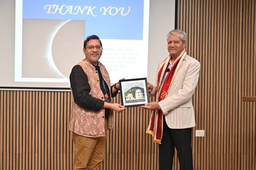 सूर्य के अनसुलझे रहस्यों पर उदयपुर में महामंथन, देशभर के 75 वैज्ञानिक जुटे
उदयपुर सौर वेधशाला में तीन दिवसीय राष्ट्रीय सोलर फिजिक्स मीटिंग का आगाज
सौर विस्फोटों और अंतरिक्ष मौसम पर होगा मंथन
@followers @top fans News 24 Udaipur
<nis:link nis:type=tag nis:id=sunenergy nis:value=sunenergy nis:enabled=true nis:link/> <nis:link nis:type=tag nis:id=sunlight nis:value=sunlight nis:enabled=true nis:link/> <nis:link nis:type=tag nis:id=solarpower nis:value=solarpower nis:enabled=true nis:link/> <nis:link nis:type=tag nis:id=soloproject nis:value=soloproject nis:enabled=true nis:link/> <nis:link nis:type=tag nis:id=udaipur nis:value=udaipur nis:enabled=true nis:link/> <nis:link nis:type=tag nis:id=viralpost nis:value=viralpost nis:enabled=true nis:link/> <nis:link nis:type=tag nis:id=nonfollowers nis:value=nonfollowers nis:enabled=true nis:link/>
उदयपुर, 28 अक्टूबर। सूर्य की रहस्यमयी गतिविधियों, सौर विस्फोटों और पृथ्वी के अंतरिक्षीय वातावरण पर उनके प्रभावों को समझने के लिए झीलों की नगरी उदयपुर में देशभर के वैज्ञानिकों का महाकुंभ शुरू हुआ। फतहसागर झील के मध्य स्थित विश्वप्रसिद्ध उदयपुर सौर वेधशाला में तीन दिवसीय राष्ट्रीय स्तरीय की उदयपुर सोलर फिजिक्स मीटिंग-2026 का शुभारंभ बुधवार को हुआ। इसमें देश की प्रतिष्ठित अनुसंधान प्रयोगशालाओं, इसरो केंद्रों, भारतीय प्रौद्योगिकी संस्थानों तथा विभिन्न विश्वविद्यालयों के लगभग 75 वैज्ञानिक एवं शोधकर्ता सूर्य और अंतरिक्ष मौसम से जुड़े महत्वपूर्ण वैज्ञानिक विषयों पर मंथन कर रहे हैं।
भौतिक अनुसंधान प्रयोगशाला (पीआरएल) की उदयपुर सौर वेधशाला की मेजबानी में 28 से 30 अक्टूबर तक आयोजित इस वैज्ञानिक बैठक का मुख्य विषय सौर घटनाएं और अंतरिक्ष मौसम रखा गया है। तीन दिनों तक वैज्ञानिक सूर्य पर होने वाले विस्फोटों, उनसे उत्पन्न गतिविधियों के अंतरिक्ष में प्रसार तथा पृथ्वी के आसपास के अंतरिक्षीय वातावरण पर पड़ने वाले प्रभावों का अध्ययन और विश्लेषण करेंगे। साथ ही सूर्य के रहस्यों को सुलझाने में भारत के महत्वाकांक्षी आदित्य-एल 1 मिशन सहित अन्य अंतरिक्ष अभियानों की भूमिका पर भी विचार-विमर्श होगा।
आदित्य-एल 1 से सूर्य के अध्ययन को मिली नई दिशा - प्रो. जगदेव सिंह
बैठक के पहले दिन का प्रमुख आकर्षण पीआरएल का अमृत व्याख्यान रहा। इसमें प्रख्यात सौर वैज्ञानिक प्रो. जगदेव सिंह ने सूर्य के अध्ययन में हुई वैज्ञानिक प्रगति और भविष्य की संभावनाओं पर महत्वपूर्ण विचार रखे। उन्होंने पृथ्वी पर स्थापित दूरबीनों और अंतरिक्ष वेधशालाओं से प्राप्त सूर्य के महत्वपूर्ण अवलोकनों के माध्यम से सौर अनुसंधान की विकास यात्रा को रेखांकित किया। प्रो. सिंह ने बताया कि आधुनिक सौर अवलोकन तकनीकों ने सूर्य और उसके निरंतर परिवर्तनशील वातावरण को समझने की नई संभावनाएं विकसित की हैं। उन्होंने भारत के आदित्य-एल 1 मिशन के वैज्ञानिक महत्व पर प्रकाश डालते हुए कहा कि सूर्य से जुड़े अनेक रहस्यों को समझना अभी शेष है। इनके समाधान के लिए भविष्य में और अधिक विशेष अंतरिक्ष अभियानों की आवश्यकता होगी। इससे पूर्व पीआरएल के डीन प्रो. एस. पल्लमराजू ने प्रो. जगदेव सिंह का परिचय कराते हुए सौर भौतिकी और सौर अवलोकन के क्षेत्र में उनके महत्वपूर्ण योगदानों पर प्रकाश डाला।
नई उपलब्धियों की ओर बढ़ रही उदयपुर वेधशाला
पीआरएल के निदेशक प्रो. अनिल भारद्वाज ने वैज्ञानिकों और शोधकर्ताओं का स्वागत करते हुए उदयपुर सौर वेधशाला की गौरवशाली वैज्ञानिक यात्रा को रेखांकित किया। उन्होंने कहा कि वेधशाला की स्थापना के 50 वर्ष पूरे होना भारतीय सौर अनुसंधान के लिए महत्वपूर्ण उपलब्धि है। यह अवसर सौर भौतिकी अनुसंधान के नए दौर में प्रवेश का भी प्रतीक है। उन्होंने वेधशाला में स्थापित अत्याधुनिक मल्टी-एप्लीकेशन सोलर टेलीस्कोप का विशेष उल्लेख करते हुए बताया कि इस दूरबीन ने संचालन के 10 वर्ष पूरे कर लिए हैं। उन्होंने युवा वैज्ञानिकों को आधुनिक तकनीकों और सौर आंकड़ों के विश्लेषण में दक्ष बनाने के लिए विशेष प्रशिक्षण कार्यशालाओं की आवश्यकता पर जोर दिया। उनका कहना था कि इस प्रकार के प्रशिक्षण से युवा शोधकर्ताओं को अंतरिक्ष विज्ञान की नई चुनौतियों का सामना करने के लिए तैयार किया जा सकता है।
युवा वैज्ञानिकों ने सीखी सूर्य के आंकड़ों के विश्लेषण की बारीकियां
राष्ट्रीय बैठक के पहले दिन पीएचडी विद्यार्थियों और युवा वैज्ञानिकों के लिए विशेष सोलर डेटा एनालिसिस वर्कशॉप का आयोजन भी किया गया। इसमें प्रतिभागियों को सौर अवलोकनों से प्राप्त आंकड़ों के वैज्ञानिक विश्लेषण और अनुसंधान कौशल को विकसित करने का अवसर मिला। कार्यशाला का उद्देश्य नई पीढ़ी के शोधकर्ताओं को आधुनिक सौर अनुसंधान की तकनीकों से परिचित कराना तथा सूर्य की गतिविधियों और अंतरिक्ष मौसम से जुड़े जटिल वैज्ञानिक प्रश्नों के अध्ययन के लिए उनकी विशेषज्ञता को मजबूत बनाना रहा।
फतहसागर के बीच वैज्ञानिकों ने देखीं सूर्य की वास्तविक समय की तस्वीरें
बैठक में शामिल वैज्ञानिकों और शोधकर्ताओं ने फतहसागर झील के मध्य द्वीप पर स्थित उदयपुर सौर वेधशाला का भ्रमण भी किया। इस दौरान उन्होंने वेधशाला में स्थापित दूरबीनों से प्राप्त सूर्य की वास्तविक समय की छवियों का अवलोकन किया। वैज्ञानिकों ने सूर्य के अध्ययन में धरातल पर स्थापित वेधशालाओं की उपयोगिता तथा अंतरिक्ष अभियानों से प्राप्त आंकड़ों के साथ उनकी पूरक भूमिका को समझा। इस भ्रमण ने प्रतिभागियों को सौर अनुसंधान की व्यावहारिक तकनीकों से रूबरू होने का अवसर प्रदान किया। कार्यक्रम आयोजन समिति के अध्यक्ष प्रो. भुवन जोशी ने बताया कि यह आयोजन देश के विभिन्न वैज्ञानिक संस्थानों के बीच विचारों के आदान-प्रदान, संयुक्त अनुसंधान और वैज्ञानिक सहयोग को प्रोत्साहित करने का महत्वपूर्ण मंच है। 29 और 30 अक्टूबर को आयोजित वैज्ञानिक सत्रों में अंतरिक्ष मौसम, सौर विस्फोटों, सौर एक्स-रे खगोल विज्ञान, आदित्य- एल 1 सहित अन्य सौर अभियानों से प्राप्त अवलोकनों तथा सौर उपकरणों के क्षेत्र में हो रही नवीनतम प्रगति पर चर्चा होगी। इन सत्रों में विशेष रूप से सूर्य पर होने वाले विस्फोटों के पीछे की भौतिक प्रक्रियाओं, अंतरिक्ष में उनके विकास एवं प्रसार तथा पृथ्वी के अंतरिक्षीय वातावरण पर पड़ने वाले प्रभावों को समझने पर ध्यान केंद्रित किया जाएगा।