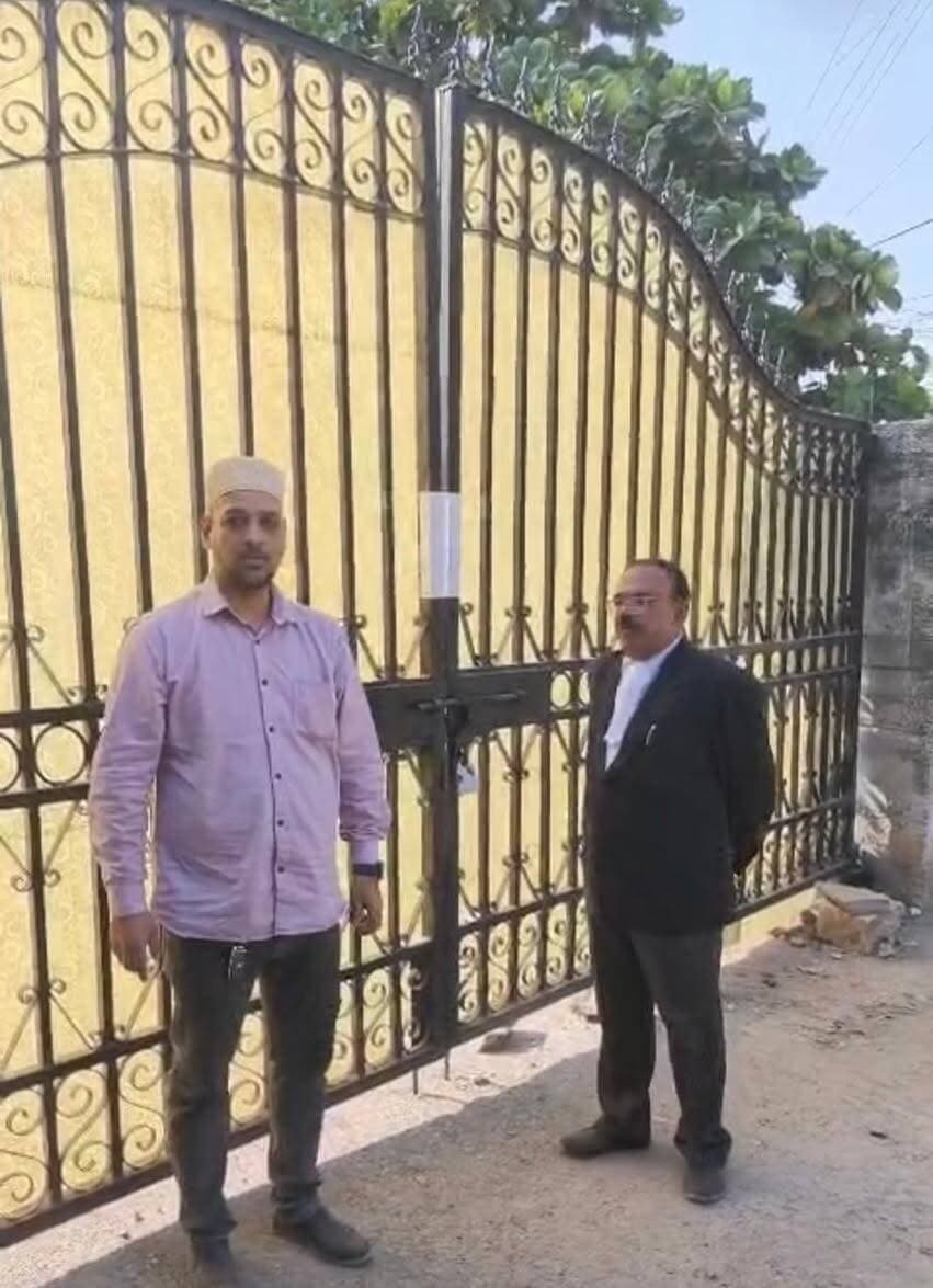- मुख्य चिकित्सा एवं स्वास्थ्य अधिकारी के नहीं आने पर नहीं खोल सके फेक्ट्री
- चिकित्सा विभाग द्वारा अनावश्यक किया जा रहा परेशान, प्रार्थी तनाव में, हो रहा आर्थिक नुकसान।
@followers @top fans District Collector & Magistrate - Udaipur Udaipur Police News 24 Udaipur Government of Rajasthan
#udaipur #RajasthanNews #viralpost #nonfollowers
उदयपुर : 28/10/2026 - मुख्य चिकित्सा एवं स्वास्थ्य अधिकारी उदयपुर, खाद्य सुरक्षा अधिकारी कार्यालय मुख्य चिकित्सा एवं स्वास्थ्य अधिकारी उदयपुर द्वारा बिना सूचना के प्रार्थी सैफुद्दीन की फेक्ट्री पर जांच के लिए 17.10.2026 आए थे, लेकिन उस समय फेक्ट्री बंद थी, जिस पर वहां पर्ची चस्पा की गई की जब भी इस फेक्ट्री को खोला जाए तो चिकित्सा विभाग की उपस्थिति में खोला जाए। इसी नोटिस के क्रम में 23अक्टूबर 2026 को जिला कलेक्टर मुख्य चिकित्सा एवं स्वास्थ्य अधिकारी विभाग को लिखित सूचना दी गई की हमारी फेक्ट्री को खोला जाएगा, आपके कहे अनुसार आप उपस्थित रहे। लेकिन विभाग से फूड इंस्पेक्टर आए लेकिन मुख्य चिकित्सा एवं स्वास्थ्य अधिकारी उदयपुर अशोक आदित्य उपस्थित नहीं हुए। ऐसे में नियमानुसार फेक्ट्री को खोला जाना था, लेकिन सीएमएचओ की अनुपस्थिति में फेक्ट्री को नहीं खोला गया। इसकी सूचना जिला कलक्टर उदयपुर व जिला पुलिस अधीक्षक उदयपुर को भी दी गई।
28.10.2026 को प्रात: 11:00 बजे प्रार्थी द्वारा फैक्ट्री परिसर में प्रवेश करने के उद्देश्य से अधिकारियों को सूचित किया गया और उनके नहीं उपस्थित होने पर फैक्ट्री में नियमानुसार प्रवेश किया जाना था, लेकिन विभाग के भय व अनावश्यक परेशानी को देखते हुए प्रवेश नहीं किया गया। कानून सम्मत होने के बाद भी चिकित्सा विभाग के डर से प्रवेश की कार्रवाई नहीं की गई, ऐसे में मुख्य चिकित्सा एवं स्वास्थ्य अधिकारी अशोक आदित्य व उनकी टीम द्वारा अनावश्यक भय पैदा किया जा रहा है, जिससे प्रार्थी मानसिक तनाव में है, फेक्ट्री नहीं खुलने से प्रतिदिन आर्थिक नुकसान हो रहा है। वहां जो भी प्रवेश की कार्यवाही नियमानुसार की जानी थी, उसमें एक बार फिर विलंब हो गया है, ऐसे में विभाग से अनुरोध है कि शीघ्र ही फेक्ट्री को खोलने में मदद की जाए।