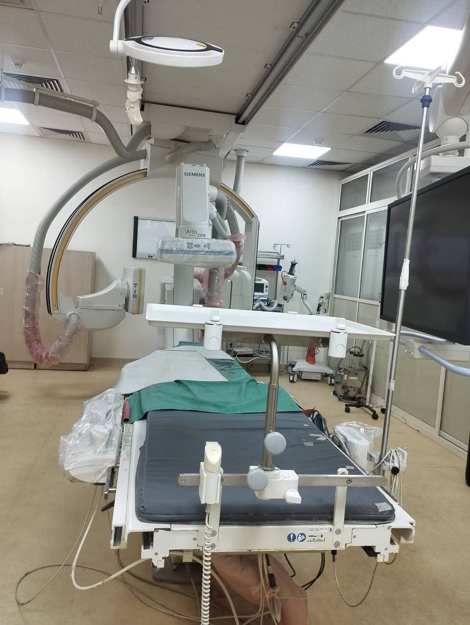 विश्व स्ट्रोक दिवस: हर मिनट है महत्वपूर्ण, स्ट्रोक के लक्षण दिखते ही मरीज को पहुंचाएं अस्पताल
सुपर स्पेशलिटी अस्पताल में एक वर्ष में 113 मरीजों को दिया गया थ्रॉम्बोलाइसिस उपचार, युवाओं में भी बढ़ रहा स्ट्रोक का खतरा
@followers @top fans News 24 Udaipur
#viralpost #nonfollowers #udaipur #WorldStrokeDay
उदयपुर, 28 अक्टूबर। विश्व स्ट्रोक दिवस के अवसर पर सुपर स्पेशलिटी अस्पताल, उदयपुर ने आमजन से स्ट्रोक के लक्षणों को समय रहते पहचानने और तुरंत अस्पताल की आपातकालीन सेवा में पहुंचने की अपील की है। विशेषज्ञों के अनुसार, स्ट्रोक के उपचार में प्रत्येक मिनट महत्वपूर्ण होता है। समय पर उपचार मिलने से मस्तिष्क को होने वाले नुकसान को कम करने के साथ आजीवन विकलांगता के खतरे को भी घटाया जा सकता है।
सुपर स्पेशलिटी अस्पताल के न्यूरोलॉजी विभागाध्यक्ष डॉ. तरुण कुमार रालोत ने बताया कि स्ट्रोक अब केवल बुजुर्गों तक सीमित नहीं है। धूम्रपान, शराब का सेवन, मोटापा, तनाव, शारीरिक निष्क्रियता, उच्च रक्तचाप और मधुमेह जैसे कारणों से युवाओं में भी स्ट्रोक का खतरा बढ़ रहा है।
एक वर्ष में 113 मरीजों को दिया विशेष उपचार
अस्पताल के आंकड़ों के अनुसार, पिछले एक वर्ष में सुपर स्पेशलिटी अस्पताल में स्ट्रोक के 113 मरीजों को थ्रॉम्बोलाइसिस उपचार दिया गया। अस्पताल की आपातकालीन सेवा में प्रतिदिन तीन से चार संभावित स्ट्रोक रोगी पहुंचते हैं। समय सीमा के भीतर अस्पताल पहुंचने वाले उपयुक्त मरीजों को थ्रॉम्बोलाइसिस उपचार दिया जाता है। इस प्रक्रिया में रक्त वाहिकाओं में बने थक्के को घोलने के लिए विशेष दवाओं का उपयोग किया जाता है, जिससे मस्तिष्क को होने वाले नुकसान को कम करने में मदद मिलती है। देरी से अस्पताल पहुंचने पर उपचार के विकल्प सीमित हो सकते हैं और लंबे समय तक विकलांगता का खतरा बढ़ जाता है।
फास्ट पद्धति से पहचानें स्ट्रोक के लक्षण
डॉ. रालोत ने बताया कि स्ट्रोक के लक्षणों को फास्ट पद्धति से आसानी से पहचाना जा सकता है। इसमें चेहरे का एक तरफ लटक जाना या मुंह टेढ़ा होना, एक हाथ या पैर में अचानक कमजोरी अथवा सुन्नपन आना, बोलने में परेशानी होना या बात समझने में कठिनाई होना प्रमुख लक्षण हैं। इनमें से कोई भी लक्षण दिखाई देने पर समय गंवाए बिना मरीज को नजदीकी स्ट्रोक उपचार की सुविधा वाले अस्पताल की आपातकालीन सेवा में पहुंचाना चाहिए। उन्होंने बताया कि यदि लक्षण कुछ समय बाद अपने आप ठीक हो जाएं, तब भी चिकित्सकीय जांच के लिए तुरंत अस्पताल पहुंचना आवश्यक है। लक्षणों के ठीक होने का इंतजार करना खतरनाक साबित हो सकता है।
अनियमित जीवनशैली से युवाओं में बढ़ रहा खतरा
अनियमित दिनचर्या, अत्यधिक तनाव, धूम्रपान, नशे की लत, अधिक नमक और चीनी का सेवन, तला-भुना भोजन, मोटापा, अनियंत्रित कोलेस्ट्रॉल, उच्च रक्तचाप और मधुमेह स्ट्रोक के प्रमुख जोखिम कारक हैं। नियमित व्यायाम, संतुलित आहार और रक्तचाप, मधुमेह एवं कोलेस्ट्रॉल पर नियंत्रण रखकर स्ट्रोक के खतरे को कम किया जा सकता है।
अस्पताल में उपलब्ध हैं समन्वित उपचार सुविधाएं
सुपर स्पेशलिटी अस्पताल में स्ट्रोक रोगियों के उपचार के लिए न्यूरोलॉजिस्ट, रेडियोलॉजिस्ट, न्यूरोसर्जन, मानसिक स्वास्थ्य विशेषज्ञ और पुनर्वास विशेषज्ञों की समन्वित टीम उपलब्ध है। आधुनिक जांच तकनीकों से यह पता लगाया जाता है कि स्ट्रोक रक्त वाहिका में थक्का बनने के कारण हुआ है या मस्तिष्क में रक्तस्राव के कारण। इसके आधार पर उपचार निर्धारित किया जाता है, क्योंकि थक्का घोलने वाली दवाएं केवल निर्धारित परिस्थितियों में ही दी जा सकती हैं।
न्यूरोसर्जन मस्तिष्क में रक्तस्राव, बढ़ते दबाव और अन्य गंभीर स्थितियों में आवश्यक शल्य चिकित्सा करते हैं। वहीं, पुनर्वास टीम शारीरिक व्यायाम, दैनिक गतिविधियों के प्रशिक्षण और वाणी चिकित्सा के माध्यम से मरीज को दोबारा चलने, बोलने और सामान्य जीवन जीने में मदद करती है। स्ट्रोक के बाद होने वाली चिंता, अवसाद, नींद और स्मृति संबंधी समस्याओं के समाधान में मानसिक स्वास्थ्य विशेषज्ञों की भी महत्वपूर्ण भूमिका रहती है।