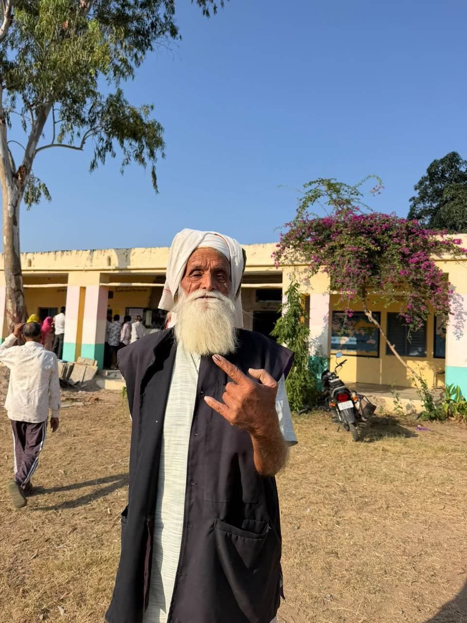 पंचायतीराज आम चुनाव - 2026
द्वितीय चरण: मतदाताओं में दिखा उत्साह, दिनभर बूथों पर रेलमपेल
उदयपुर जिले की 6 पंचायत समितियों के 458 मतदान केंद्रों पर हुआ मतदान
जिला परिषद के 36 और पंचायत समिति सदस्य पद के 248 प्रत्याशियों के भाग्य का फैसला ईवीएम में दर्ज
@followers @top fans News 24 Udaipur
#elections #viralpost #PanchayatiRaj #nonfollowers
उदयपुर, 28 अक्टूबर। पंचायतीराज आम चुनाव-2026 के द्वितीय चरण में बुधवार को उदयपुर जिले में लोकतंत्र का उत्सव पूरे उत्साह और उमंग के साथ मनाया गया। गांव की सरकार चुनने के लिए मतदाताओं में जबरदस्त उत्साह नजर आया। सुबह से ही मतदान केंद्रों पर मतदाताओं की रेलमपेल रही। युवा मतदाताओं के साथ ही बुजुर्गों और महिलाओं ने भी बढ़-चढ़कर मतदान में भागीदारी निभाते हुए लोकतंत्र के प्रति अपनी आस्था व्यक्त की। जिले की 6 पंचायत समितियों के 458 मतदान केंद्रों पर मतदान हुआ। जिला निर्वाचन अधिकारी गौरव अग्रवाल और जिला पुलिस अधीक्षक डॉ. अमृता दुहन के निर्देशन में प्रशासन एवं पुलिस की मुस्तैदी से जिले भर में मतदान शांतिपूर्ण ढंग से संपन्न हुआ।
द्वितीय चरण के तहत जिले की बड़गांव, देवला, गोगुंदा, कोटड़ा, सायरा तथा सुलाव पंचायत समितियों में जिला परिषद एवं पंचायत समिति सदस्यों के निर्वाचन के लिए मतदान हुआ। इस चरण में जिला परिषद के 14 तथा पंचायत समितियों के 96 वार्डों के लिए मतदान हुआ। मतदान को लेकर ग्रामीण क्षेत्रों में सुबह से ही उत्सवी माहौल नजर आया। मतदान केंद्रों पर सुबह से मतदाताओं का पहुंचना शुरू हो गया। कई मतदान केंद्रों पर मतदाताओं की कतारें दिखाई दीं। लोकतंत्र के इस महापर्व में अपनी भागीदारी सुनिश्चित करने के लिए मतदाताओं में विशेष उत्साह रहा। ग्रामीण क्षेत्रों में युवा, महिला और बुजुर्ग मतदाताओं ने उत्साहपूर्वक मतदान में भाग लिया।
जिले की सभी छह पंचायत समितियों में सुबह 10 बजे तक कुल 11.89 प्रतिशत मतदान दर्ज किया गया। इसके बाद मतदान की गति में तेजी आई और दोपहर 1 बजे तक 39.29 प्रतिशत तथा अपराह्न 3 बजे तक 55.70 प्रतिशत पहुंच गया।
बुजुर्ग और दिव्यांग मतदाताओं ने भी दिखाया उत्साह :
पंचायतीराज चुनाव के द्वितीय चरण में बुजुर्ग मतदाताओं का उत्साह लोकतंत्र के प्रति उनकी गहरी आस्था का परिचायक बना। उम्र के इस पड़ाव पर भी बुजुर्ग मतदाताओं ने मतदान केंद्रों तक पहुंचकर अपने मताधिकार का उपयोग किया। वहीं दिव्यांग मतदाता भी पीछे नहीं रहे। उन्होंने भी मतदान केंद्रों तक पहुंच कर लोकतंत्र के प्रति अपने दायित्व का निर्वहन किया।
युवा जोश से सराबोर रहा लोकतंत्र का उत्सव :
युवा मतदाताओं का उत्साह भी देखते ही बना। मतदान केंद्रों पर युवाओं की सक्रिय भागीदारी ने लोकतंत्र के उत्सव में नया जोश भर दिया। युवा मतदाताओं ने अपने क्षेत्र के विकास और बेहतर भविष्य की उम्मीद के साथ मतदान में भागीदारी निभाई। लोकतांत्रिक व्यवस्था में अपनी भूमिका के प्रति जागरूक युवाओं का उत्साह मतदान केंद्रों पर स्पष्ट दिखाई दिया।
आधी आबादी ने दिखाई पूरी भागीदारी :
महिला मतदाताओं ने भी उत्साहपूर्वक लोकतांत्रिक दायित्व निभाया। ग्रामीण क्षेत्रों में मतदान केंद्रों पर महिलाओं की सक्रिय भागीदारी देखने को मिली। घरेलू जिम्मेदारियों के बीच समय निकालकर महिलाओं ने मतदान में भाग लिया और लोकतंत्र के प्रति अपनी प्रतिबद्धता व्यक्त की। महिलाओं की उत्साहपूर्ण भागीदारी ने ग्रामीण लोकतंत्र में उनकी सशक्त भूमिका को रेखांकित किया।
सेवा और समर्पण की मिसाल बने एनएसएस-स्काउट स्वयंसेवक :
मतदान केंद्रों पर एनएसएस एवं स्काउट स्वयंसेवकों ने सेवा और समर्पण का परिचय दिया। स्वयंसेवकों ने मतदाताओं की सहायता करते हुए मतदान प्रक्रिया को सुगम बनाने में सहयोग किया। विशेष रूप से बुजुर्ग एवं जरूरतमंद मतदाताओं को मतदान केंद्र तक पहुंचने तथा आवश्यक मार्गदर्शन उपलब्ध कराने में स्वयंसेवकों की भूमिका सराहनीय रही। लोकतंत्र के इस महापर्व में स्वयंसेवकों की सेवाभावना ने सामाजिक जिम्मेदारी का सकारात्मक संदेश दिया। उनके सहयोग से मतदाताओं को मतदान प्रक्रिया में सुविधा मिली।