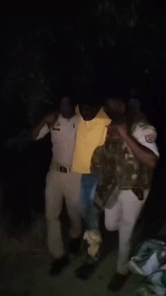 पुलिस मुठभेड़: गोकशी के आरोप में दो सगे भाई गिरफ्तार, एक के पैर में लगी गोली, पुलिस टीम पर जानलेवा फायरिंग का आरोप, 10 किलो प्रतिबंधित मांस, तमंचा, कारतूस और चापड़ बरामद
आजमगढ़
https://abckhabar.in/?p=9184