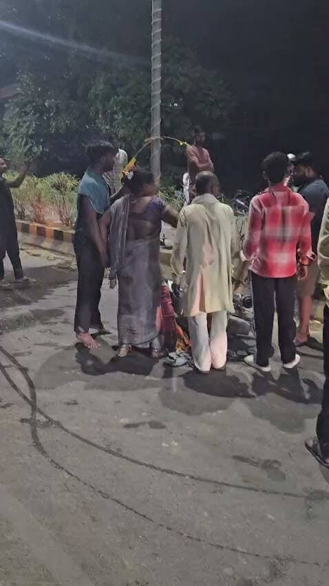 कौशाम्बी तेजमती हॉस्पिटल में मारपीट का आरोप, वीडियो वायरल होने से मचा हड़कंप!
कौशाम्बी के तेजमती हॉस्पिटल में पैसे के लेनदेन को लेकर विवाद का मामला सामने आया है। आरोप है कि मरीज के परिजन को जमीन पर गिराकर पीटा गया। घटना का वीडियो सोशल मीडिया पर वायरल होने के बाद मामला चर्चा में है। अब सवाल यह है कि वायरल वीडियो का संज्ञान लेकर संबंधित अधिकारी क्या कार्रवाई करते हैं? जनता के सवाल, जिम्मेदारों से जवाब!
#Kaushambi #BreakingNews #TejmatiHospital #ViralVideo #UPNews
Kaushambi Voice @highlight जर्नलिस्ट शनि राज वर्मा Amar Nath Jha Journalist Ajay Kumar