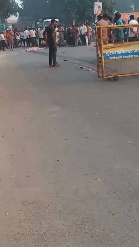 कौशाम्बी में तेज रफ्तार डंपर का कहर, मासूम की दर्दनाक मौत
कौशाम्बी जनपद के मंझनपुर थाना क्षेत्र स्थित ओसा चौराहे के पास दर्दनाक सड़क हादसा हुआ। तेज रफ्तार डंपर ने साइकिल से जा रहे मासूम बच्चे को कुचल दिया। हादसे में बच्चे की मौके पर ही मौत हो गई। प्रत्यक्षदर्शियों के मुताबिक, डंपर बच्चे को दूर तक घसीटता चला गया। हादसे के बाद मौके पर अफरा-तफरी मच गई। स्थानीय लोगों ने दौड़ाकर डंपर चालक को पकड़ लिया। #Kaushambi #BreakingNews #KaushambiNews #RoadAccident #Manjhanpur