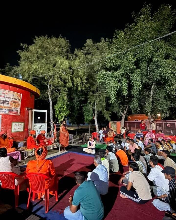 हिसार में गौ सम्मान आह्वान अभियान: गौमाता को राष्ट्रमाता का दर्जा दिलाने की उठी मांग
गोहत्या पर पूर्ण प्रतिबंध की मांग को लेकर 17 को एक करोड़ हस्ताक्षरयुक्त ज्ञापन सौंपा जाएगा : महंत विकास गिरी महाराज
हिसार, 28 अक्तूबर, (राष्ट्रीय कदम) ब्यूरो: हिसार में सात रोड बाईपास स्थित शनि मंदिर में गौ संरक्षण, संवर्धन और भारतीय संस्कृति के मूल आधार गौवंश की रक्षा के संकल्प के साथ गौ सम्मान आह्वान अभियान के तहत बैठक का आयोजन किया गया। इस महत्वपूर्ण कार्यक्रम का मुख्य उद्देश्य संपूर्ण भारत में गोहत्या पर पूर्ण प्रतिबंध लगवाना, गौमाता को राष्ट्रमाता का संवैधानिक दर्जा दिलाना तथा वेदलक्षणा गौवंश को संवैधानिक संरक्षण व सुरक्षा सुनिश्चित कराना है। इस ा बैठक में प्रमुख प्रतिनिधियों सहित कई गणमान्य संत और पदाधिकारी उपस्थित रहे। कार्यक्रम में महा नंद बाबा रामतीर्थ दास महाराज, महंत गोविंदपुरी महाराज, महंत विकास गिरी महाराज, संभाग प्रभारी प्रदीप राजली, जिला प्रभारी हरि सिंह बेनीवाल और जिला संयोजक पंकज सोनी विशेष रूप से शामिल हुए। इस आयोजन के माध्यम से क्षेत्र के लोगों और गौ भक्तों को गौ संरक्षण के इस पवित्र कार्य से जुडऩे का कड़ा संदेश दिया गया। बैठक को संबोधित करते हुए महंत विकास गिरी महाराज ने अपने व्यक्तव्य में कहा कि गौमाता कोई साधारण पशु नहीं बल्कि हमारी मां हैं। उन्होंने स्पष्ट शब्दों में कहा कि जो व्यक्ति गौमाता को केवल एक पशु समझता है, उसकी बुद्धि में गंदगी भरी हो सकती है। उन्होंने जोर देकर कहा कि गौमाता हमारी सनातन संस्कृति, कृषि व्यवस्था और ग्रामीण अर्थव्यवस्था की वास्तविक जीवनरेखा हैं। महंत विकास गिरी महाराज ने पुरजोर मांग उठाई कि गौमाता को शीघ्र ही राष्ट्रमाता घोषित किया जाए और उन्होंने सभी गौ भक्तों से आगामी 17 दिसंबर को सेक्टर 34 मेला मैदान नज़दीक पेट्रोल पम्प अधिक से अधिक संख्या में चंडीगढ़ चलने की अपील की। उन्होंने बताया कि 17 दिसंबर को चंडीगढ़ में उपरोक्त मांगों को लेकर तय लक्ष्य अनुसार एक करोड़ हस्ताक्षर युक्त ज्ञापन सौंपा जाएगा। इस मौके पर वक्ताओं ने इस बात पर विशेष बल दिया कि यदि गाय बचेगी तभी कृषि और देश की संस्कृति बचेगी।