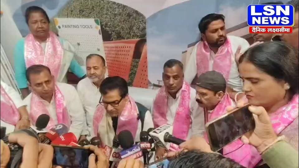 फिरोजाबाद पहुंचे सपा सांसद प्रो. रामगोपाल यादव, वोट चोरी और MLC चुनाव में गड़बड़ी के आरोपों पर सरकार को घेरा
#RamGopalYadav #SamajwadiParty #SP #Firozabad #VoteChori #MLCElection #ElectionIrregularities #UttarPradesh #UPPolitics #PoliticalNews #AkhileshYadav #LSNNew