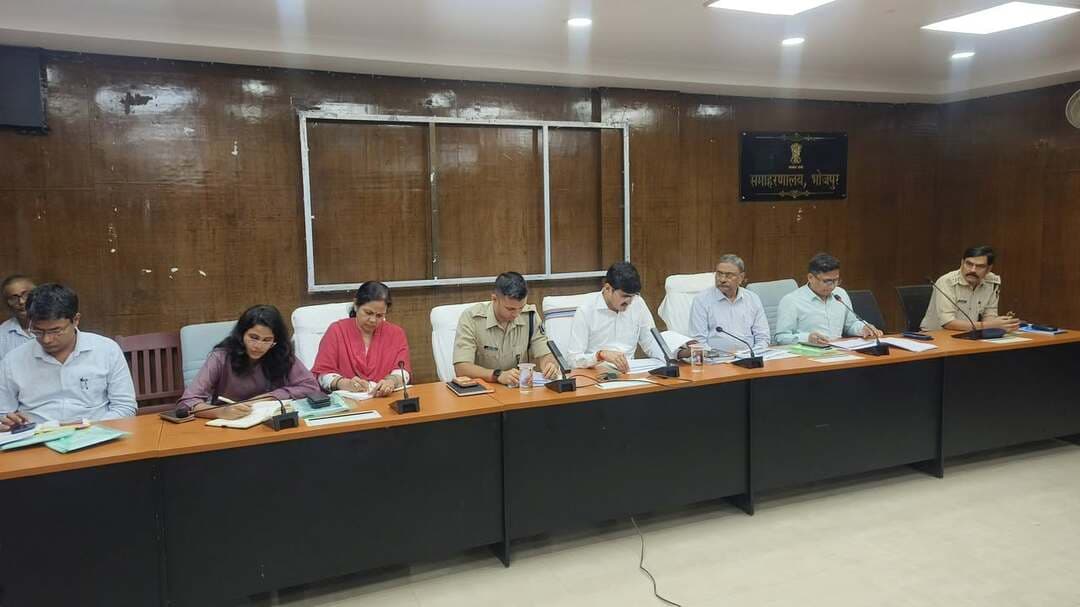 आज दिनांक 27 अक्टूबर 2026 को जिला पदाधिकारी, भोजपुर एवं पुलिस अधीक्षक, भोजपुर की संयुक्त अध्यक्षता में आज जिला सड़क सुरक्षा समिति की बैठक आयोजित की गई, जिसमें सड़क सुरक्षा एवं यातायात व्यवस्था की गहन समीक्षा की गई। बैठक में सड़क दुर्घटनाओं की प्रभावी रोकथाम, यातायात नियमों के कड़ाई से अनुपालन तथा आमजन के सुरक्षित एवं सुगम आवागमन पर विशेष जोर दिया गया।
इस दौरान परिवहन एवं पुलिस विभाग के पदाधिकारियों को आपसी समन्वय स्थापित कर नियमित वाहन जाँच अभियान चलाने के निर्देश दिए गए। साथ ही, तेज गति एवं गलत दिशा में वाहन चलाने, बिना हेलमेट एवं सीट बेल्ट के वाहन परिचालन, वाहन चलाते समय मोबाइल के उपयोग तथा अन्य यातायात नियमों का उल्लंघन करने वालों के खिलाफ नियमानुसार सख्त कार्रवाई करने को कहा गया।
साथ ही दुर्घटना संभावित स्थलों एवं चिह्नित ब्लैक स्पॉट पर आवश्यक सुधारात्मक कार्य करने, चेतावनी संकेतक एवं परावर्तक लगाने तथा क्षतिग्रस्त सड़कों से उत्पन्न जोखिमों को दूर करने के निर्देश दिए गए। इसके अतिरिक्त, प्रमुख चौक-चौराहों पर अवैध पार्किंग, अतिक्रमण एवं गलत ढंग से यू-टर्न लेने के कारण लगने वाली जाम की समस्या के स्थायी समाधान हेतु संबंधित विभागों को आपसी समन्वय से कार्रवाई करने का विशेष निर्देश दिया गया।
बैठक में स्वास्थ्य विभाग को सड़क दुर्घटनाओं में घायल व्यक्तियों के त्वरित एवं बेहतर उपचार की व्यवस्था सुनिश्चित करने तथा संबंधित पदाधिकारियों को पीड़ित परिवारों के मुआवजा संबंधी मामलों का समयबद्ध निष्पादन करने का निर्देश दिया गया। साथ ही, वाहन चालकों के प्रशिक्षण, विद्यालयों में सड़क सुरक्षा जागरूकता अभियान चलाने तथा दुर्घटना पीड़ितों की मदद करने वाले नेक नागरिकों को प्रोत्साहित करने के लिए व्यापक प्रचार-प्रसार पर भी जोर दिया गया।
इस बैठक में जिला परिवहन पदाधिकारी, सभी अनुमंडल पदाधिकारी, सभी अनुमंडल पुलिस पदाधिकारी, पुलिस उपाधीक्षक (यातायात) एवं अन्य संबंधित पदाधिकारी उपस्थित रहे।