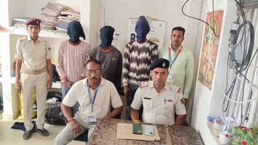 मीडिया ब्रीफिंग
ऑपरेशन यात्री सुरक्षा के तहत आरपीएफ एवं जीआरपी आरा की संयुक्त कार्रवाई, चोरी के दो मोबाइल व एक ब्लेड के टुकड़े के साथ तीन व्यक्ति गिरफ्तार।
दिनांक 27.10.2026 को निरीक्षक प्रभारी आरपीएफ पोस्ट आरा श्री दीपक कुमार एवं थानाध्यक्ष राजकीय रेल पुलिस आरा श्री नीतीश कुमार के नेतृत्व में चलाए जा रहे ऑपरेशन यात्री सुरक्षा के तहत आरपीएफ एवं जीआरपी आरा की संयुक्त टीम द्वारा आरा रेलवे स्टेशन पर अपराधियों के विरुद्ध कार्रवाई करते हुए प्लेटफॉर्म संख्या 02/03 के पूर्वी छोर पर स्थित पुराने FOB के पास तीन व्यक्तियों को संदिग्ध अवस्था में पकड़ा गया।
पकड़े गए व्यक्तियों का विवरण निम्नवत है—
1. मो० नौशाद साईं, उम्र 24 वर्ष, पिता–मो० कलीमुद्दीन, ग्राम–कोवत, थाना–दावत, जिला–रोहतास (बिहार)।
2. दरोगा यादव, उम्र 19 वर्ष, पिता–प्रकाश राय, ग्राम–कोलमपुर पंचमुखिया टोला, थाना–बबुरा, जिला–भोजपुर (बिहार)।
3. शकील अली, उम्र 24 वर्ष, पिता–असगर अली, ग्राम–महमूद नगर, थाना–रोड़ा घर, जिला–अलीगढ़ (उत्तर प्रदेश)।
संदेह के आधार पर पूछताछ एवं विधिवत तलाशी लेने पर तीनों के पास से अलग-अलग कंपनियों के कुल 02मोबाइल फोन बरामद हुए, जिनमें VIVO,एवं POCO कंपनी के मोबाइल शामिल हैं एवं एक ब्लेड का टुकड़ा बरामद हुआ
बरामद मोबाइल के संबंध में वैध कागजात प्रस्तुत नहीं करने पर पूछताछ के दौरान तीनों ने स्वीकार किया कि उक्त मोबाइल रेल यात्रियों से चोरी किए गए हैं और तीनों साथ मिलकर घटना को अंजाम देते है
बरामद मोबाइल को विधिवत जब्त करते हुए तीनों व्यक्तियों को गिरफ्तार किया गया है। गिरफ्तार व्यक्तियों एवं बरामद सामग्री को अग्रिम कानूनी कार्रवाई हेतु राजकीय रेल पुलिस थाना आरा को सुपुर्द किया जा रहा है।
यात्रियों की सुरक्षा एवं रेल क्षेत्र में अपराध की रोकथाम हेतु आरपीएफ एवं जीआरपी आरा का संयुक्त अभियान लगातार जारी है।