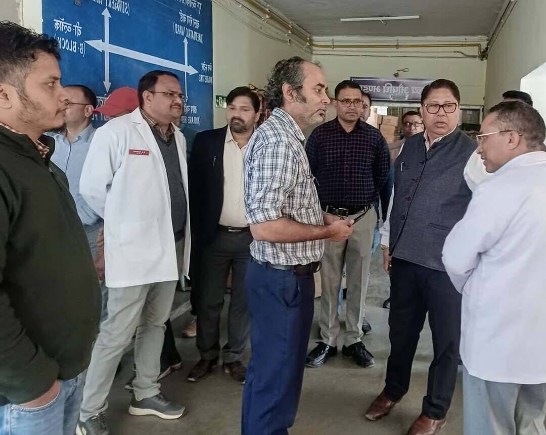 चिकित्सा शिक्षा निदेशक डॉ आशुतोष सयाना ने बेस अस्पताल श्रीनगर का किया निरीक्षण।