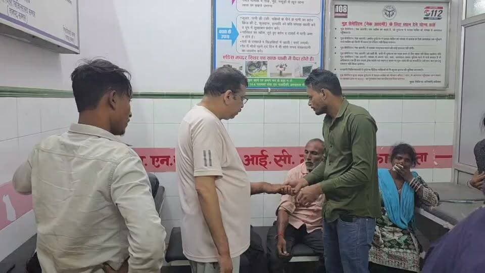 संभल में गंगा एक्सप्रेसवे पर डबल डेकर बस पलटी कई घायल