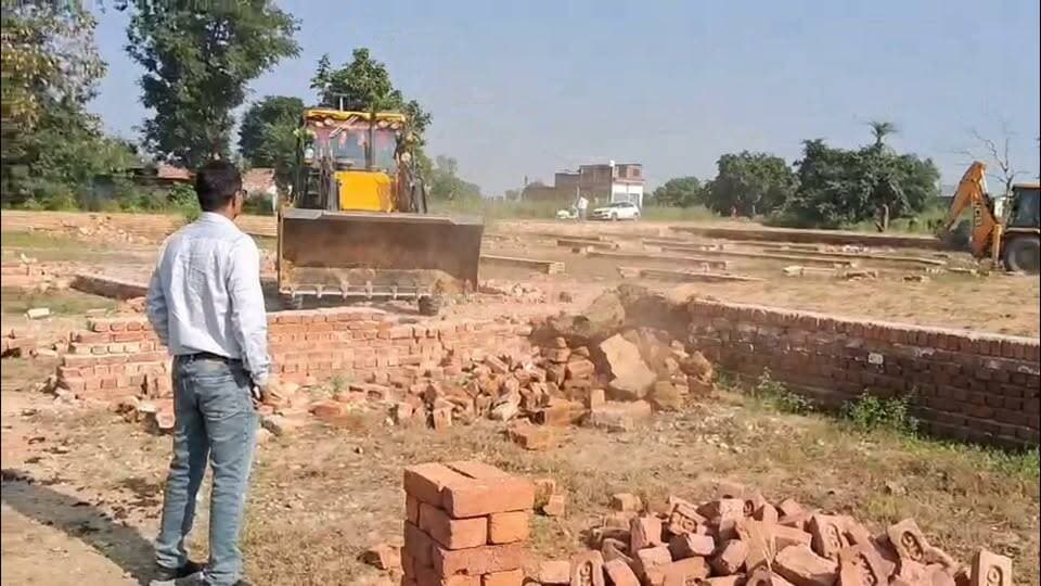 Sambhal एक बार फिर से अवैध कॉलोनी पर चला बुलडोज़र पुलिस लाइन रोड बहजोई में हुई कार्यवाही। आगे यहां होगी बुलडोज़र कार्यवाही।