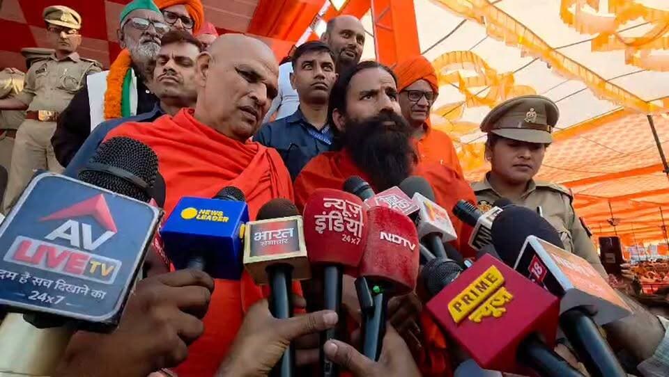 संभल के बबराला पहुंचे योग गुरु बोले पाखंड के चलते दुनिया में बदनाम हो रहा है सनातन धर्म ।