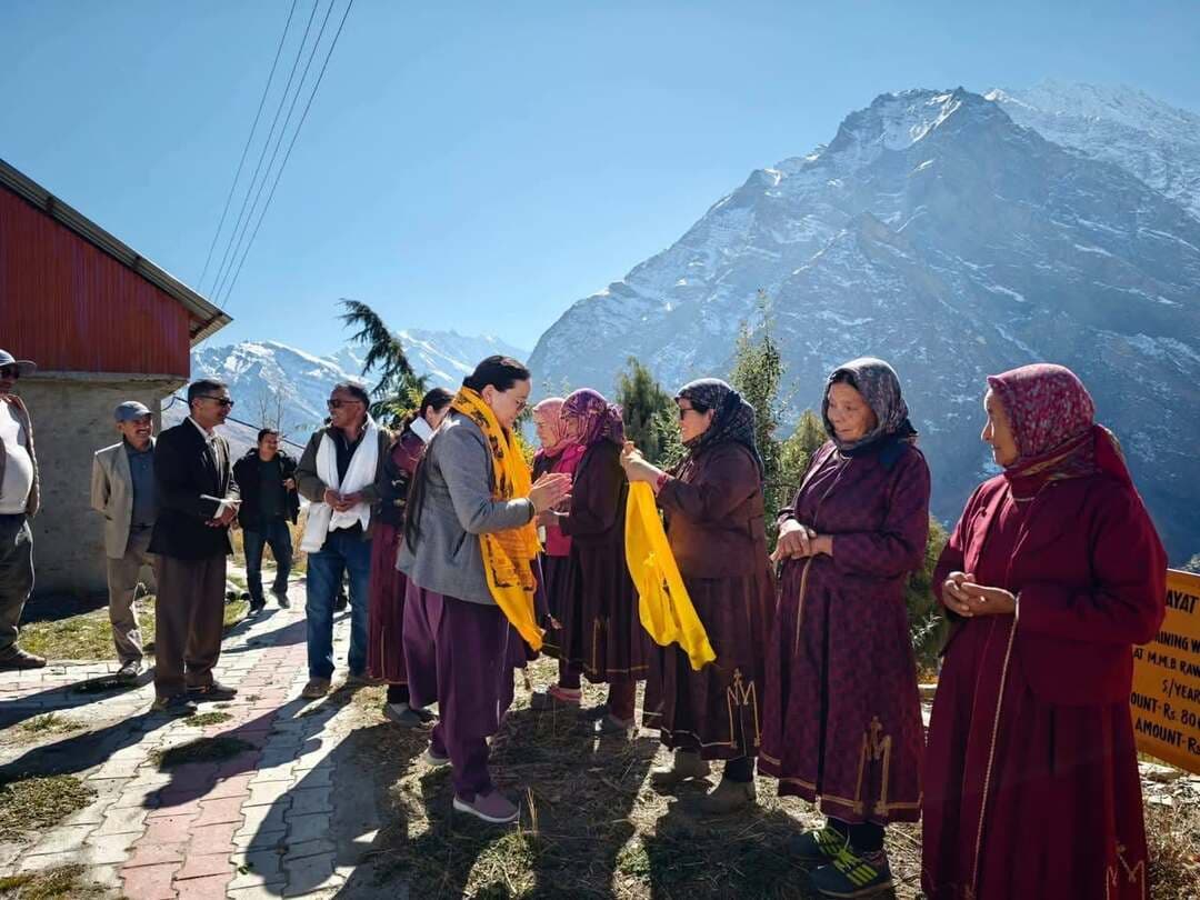 विधायक अनुराधा राणा ने शांशा व रानिका पंचायत के गांवों का किया दौरा, सुनीं जनसमस्याएं
अधिकारियों को विकास कार्य तय समय सीमा में पूरा करने के दिए निर्देश
Kullu Times
विधायक लाहौल-स्पीति अनुराधा राणा ने प्रशासनिक अधिकारियों के साथ ग्राम पंचायत रानिका के रूडिंग, मेलिंग, रवालिंग, तेलिंगवे, ढवाशां, यंगकिर्तिग, ढपाक और किर्तिंग सहित ग्राम पंचायत शांशा का दौरा किया। इस दौरान उन्होंने ग्रामीणों से सीधा संवाद कर उनकी समस्याएं सुनीं तथा क्षेत्र में चल रहे विकास कार्यों की समीक्षा की।
विधायक ने विभिन्न गांवों में लोगों द्वारा उठाई गई समस्याओं पर संबंधित विभागों के अधिकारियों से चर्चा की और उनके समाधान के लिए आवश्यक दिशा-निर्देश दिए। उन्होंने अधिकारियों एवं कर्मचारियों को विकास कार्यों में तेजी लाने तथा सभी कार्य निर्धारित समय सीमा के भीतर गुणवत्तापूर्ण ढंग से पूरा करने के निर्देश दिए। उन्होंने कहा कि जनसमस्याओं का समयबद्ध समाधान सुनिश्चित करना प्रशासन की प्राथमिकता होनी चाहिए, ताकि लोगों को अनावश्यक परेशानियों का सामना न करना पड़े।
विधायक अनुराधा राणा ने कहा कि ग्राम पंचायतों के प्रत्येक गांव और प्रत्येक वार्ड का समग्र विकास उनकी प्राथमिकता है। ग्रामीण क्षेत्रों में मूलभूत सुविधाओं को सुदृढ़ करने, विकास कार्यों को गति देने और आमजन की समस्याओं का समाधान करने के लिए निरंतर प्रयास किए जा रहे हैं। उन्होंने कहा कि जनता से सीधे संवाद के माध्यम से स्थानीय जरूरतों को समझकर प्राथमिकता के आधार पर कार्य किए जा रहे हैं, ताकि विकास का लाभ समाज के प्रत्येक वर्ग तक पहुंच सके।
इस अवसर पर ब्लॉक कांग्रेस अध्यक्ष सुरेंद्र, जिला परिषद उपाध्यक्ष सुरेश कुमार, बीडीसी उपाध्यक्ष अनिता, पूर्व प्रधान मानदासी, प्रधान उषा, प्रधान प्रशांत, उपप्रधान चमन सहित विभिन्न विभागों के अधिकारी-कर्मचारी, पंचायत प्रतिनिधि एवं पार्टी कार्यकर्ता उपस्थित रहे।
Anuradha Rana