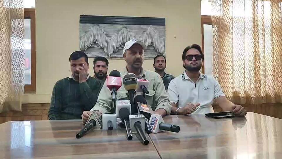 कुल्लू लाइव - कला केंद्र के बाहर भीड़ एकत्रित करने, माहौल बिगाड़ने तथा मुख्यमंत्री सुखविंदर सिंह सुक्खू, हिमाचल प्रदेश सरकार एवं स्थानीय विधायक सुंदर सिंह ठाकुर के खिलाफ नारेबाजी के मामले में अभिलव ठाकुर (अभि) की कथित भूमिका को लेकर निष्पक्ष जांच एवं उचित कार्रवाई की मांग को लेकर युवा कांग्रेस जिलाध्यक्ष कार्तिक चौधरी की पत्रकार वार्ता Kullu Times
