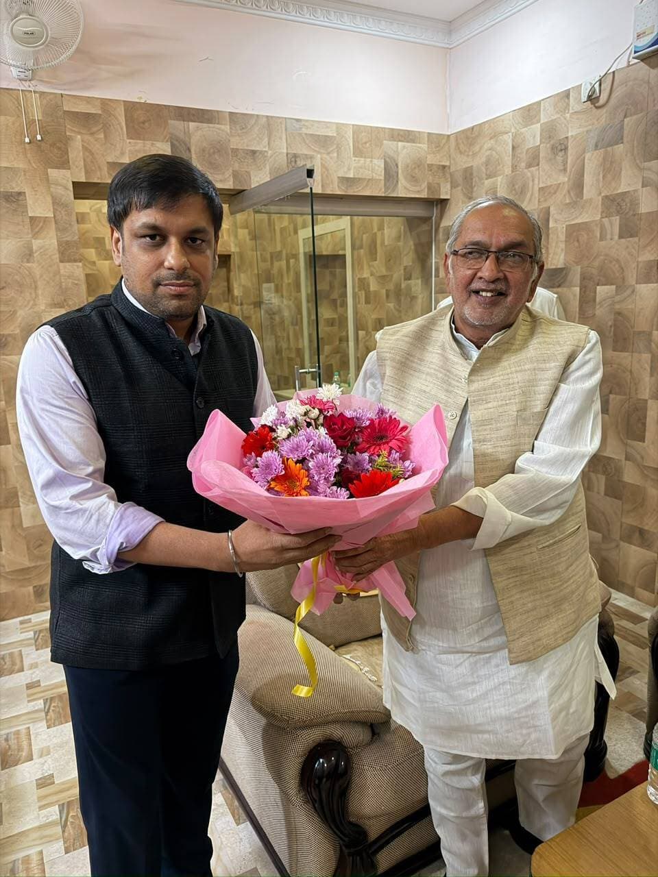 झारखंड विधानसभा की लोक लेखा समिति के देवघर आगमन पर उपायुक्त एवं पुलिस अधीक्षक ने किया स्वागत!
देवघर: झारखंड विधानसभा की लोक लेखा समिति के अध्यक्ष एवं माननीय सदस्यों के देवघर आगमन पर आज, दिनांक 25 अक्टूबर 2026 को देवघर परिसदन में उपायुक्त सौरभ कुमार भुवानिया, पुलिस अधीक्षक प्रवीण पुष्कर एवं उप विकास आयुक्त ने उनका स्वागत किया।
इस अवसर पर उपायुक्त, पुलिस अधीक्षक एवं उप विकास आयुक्त ने लोक लेखा समिति के अध्यक्ष श्री मनोज कुमार यादव, समिति के सदस्य सह बरकट्ठा विधानसभा क्षेत्र के माननीय विधायक श्री अमित कुमार यादव, सदस्य सह मनोहरपुर विधानसभा क्षेत्र के माननीय विधायक श्री जगत मांझी तथा सदस्य सह कोलेबिरा विधानसभा क्षेत्र के माननीय विधायक श्री नमन विक्सल कोंगाड़ी को पुष्पगुच्छ भेंट कर पारंपरिक रूप से ‘जोहार’ कहकर उनका अभिनंदन किया।