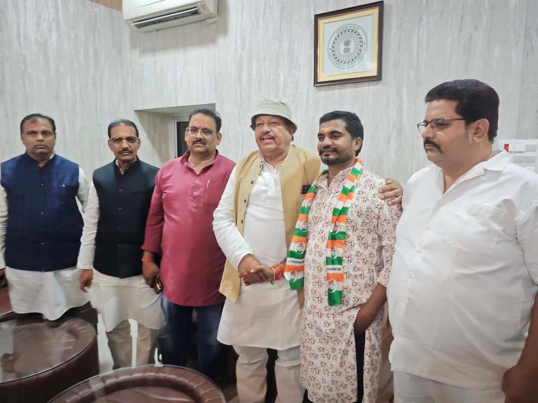 देवघर के युवा समाजसेवी राजीव कुमार उर्फ राधे कांग्रेस में शामिल।प्रदेश अध्यक्ष केशव महतो ने पार्टी में किया स्वागत।
देवघर:– देवघर के युवा समाजसेवी एवं पूर्व वार्ड पार्षद प्रत्याशी राजीव कुमार उर्फ राधे ने कांग्रेस पार्टी का दामन थाम लिया। शनिवार को देवघर स्थित सर्किट हाउस में कांग्रेस के प्रदेश अध्यक्ष केशव महतो कमलेश ने उन्हें पार्टी का पटका पहनाकर कांग्रेस में स्वागत किया और नई राजनीतिक पारी की शुरुआत के लिए बधाई दी।
कांग्रेस में शामिल होने के बाद राजीव कुमार उर्फ राधे ने सर्किट हाउस में मौजूद कांग्रेस के पूर्व सांसद एवं वरिष्ठ नेता फुरकान अंसारी, प्रदेश महासचिव मुन्नम संजय, प्रदेश प्रवक्ता अवधेश प्रजापति, जिला अध्यक्ष राजेंद्र दास, जिला उपाध्यक्ष दिनेशानंद झा, जिला महासचिव दीपक सिंह राजपूत सहित अन्य कांग्रेस नेताओं से मुलाकात की। इस दौरान उन्होंने कांग्रेस पार्टी में शामिल होने के अपने उद्देश्य और भविष्य की राजनीतिक योजनाओं से नेताओं को अवगत कराया।
इस अवसर पर राजीव कुमार उर्फ राधे ने कहा कि कांग्रेस एक साफ-सुथरी एवं ईमानदार छवि वाली पार्टी है। उन्होंने कांग्रेस की विचारधारा में विश्वास जताते हुए कहा कि आने वाले समय में कांग्रेस के प्रखर एवं ऊर्जावान नेता राहुल गांधी एक दिन देश के प्रधानमंत्री बनेंगे। राजीव कुमार उर्फ राधे के कांग्रेस में शामिल होने को देवघर में उनकी नई राजनीतिक शुरुआत के रूप में देखा जा रहा है।