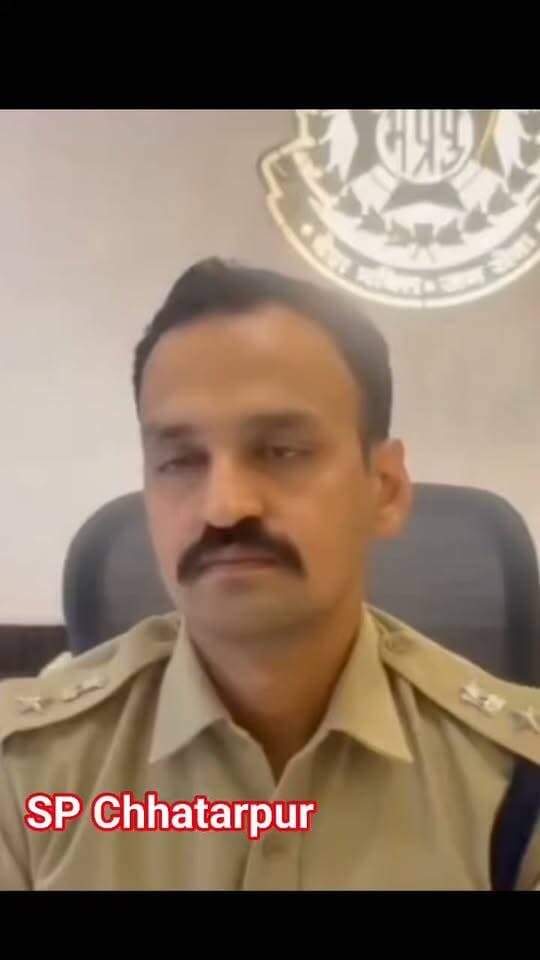 🔴 खाकी पर रिश्वत का आरोप! SP राजत सकलेचा ने ASI सीताराम को किया सस्पेंड
📍 छतरपुर म प्र। जिले में पुलिस विभाग से जुड़ा रिश्वत का मामला सामने आया है। सिविल लाइन थाने में पदस्थ सहायक उपनिरीक्षक (ASI) सीताराम पर ₹2,000 की रिश्वत लेने के आरोप लगे हैं। मामले से संबंधित एक वीडियो सोशल मीडिया पर वायरल होने के बाद पुलिस विभाग में कार्रवाई की जानकारी सामने आई है।
क्या है पूरा मामला?
प्राप्त जानकारी के अनुसार, गौरिहार निवासी भवानीदीन प्रजापति ने आरोप लगाया कि संबंधित एएसआई उन्हें परेशान कर रहे थे। इसी दौरान ₹2,000 की कथित रिश्वत से जुड़ा वीडियो सामने आया, जिसमें पुलिसकर्मी पैसे लेते दिखाई देने का दावा किया जा रहा है।
SP ने की कार्रवाई
मामले को गंभीरता से लेते हुए छतरपुर पुलिस अधीक्षक राजत सकलेचा द्वारा जांच के निर्देश दिए जाने और प्रारंभिक जांच के बाद एएसआई सीताराम को तत्काल प्रभाव से निलंबित कर रक्षित केंद्र अटैच किए जाने की जानकारी दी गई है।
⚖️ भ्रष्टाचार पर कार्रवाई जरूरी, निष्पक्ष जांच भी जरूरी।
📲 Hindustan Media 24x7
सच के साथ, हर पल… 24x7
#Chhatarpur #BreakingNews #MadhyaPradesh #PoliceNews #MP #bundelkhand