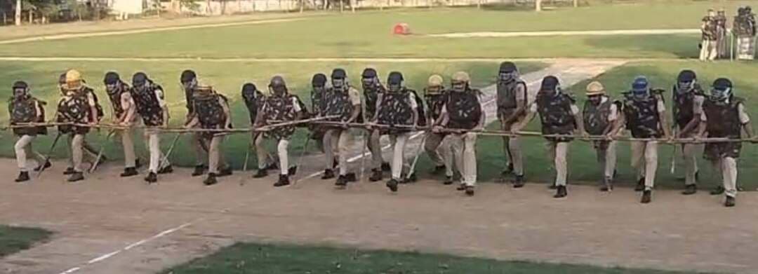 कानून-व्यवस्था से खिलवाड़ करने वाले असामाजिक तत्वों से निपटने के लिए पलवल पुलिस पूरी तरह मुस्तैद व तैयार-दीप्ति गर्ग, एसपी पलवल।
Aonenews अरविन्द बक्शी
आमजन की सुरक्षा और कानून व्यवस्था एवं शांति बनाए रखना सर्वोच्च प्राथमिकता-दीप्ति गर्ग, एसपी पलवल।*
*पुलिस अधीक्षक पलवल के निर्देशानुसार पुलिस लाइन पलवल में आयोजित की गई वृहद मॉक ड्रिल एवं दंगा निरोधक रिहर्सल।*
जिले में शांति, सौहार्द और सुदृढ़ कानून-व्यवस्था बनाए रखने तथा किसी भी प्रकार की आकस्मिक व अप्रिय स्थिति से प्रभावी ढंग से निपटने के उद्देश्य से पलवल पुलिस पूरी तरह सतर्क एवं तैयार है। पुलिस अधीक्षक पलवल दीप्ति गर्ग, आईपीएस के कुशल दिशा-निर्देशानुसार पुलिस लाइन पलवल के परेड ग्राउंड में एक विशेष दंगा निरोधक मॉक ड्रिल एवं बलवा नियंत्रण अभ्यास का आयोजन किया गया। यह अभ्यास उप पुलिस अधीक्षक (मुख्यालय) पलवल श्री नरेंद्र सिंह खटाना के कुशल नेतृत्व में संपन्न हुआ, जिसमें जिले के विभिन्न थानों, चौकियों व पुलिस लाइन के बल ने बढ़-चढ़कर भाग लिया।
मॉक ड्रिल के दौरान पुलिस कर्मचारियों को भीड़ नियंत्रण, उपद्रवियों से निपटने और विषम परिस्थितियों पर काबू पाने के लिए उपयोग किए जाने वाले आधुनिक सुरक्षा उपकरणों का गहन व्यावहारिक प्रशिक्षण दिया गया। अभ्यास के दौरान जवानों द्वारा दंगा रोधी गियर जैसे बॉडी प्रोटेक्टर, हेलमेट, शील्ड (दंगा ढाल) और लाठी ड्रिल का क्रमबद्ध प्रदर्शन किया गया। पुलिसकर्मियों को उपकरणों के सही रख-रखाव, त्वरित संचालन और न्यूनतम बल प्रयोग द्वारा स्थिति को नियंत्रित करने की बारीकियों से अवगत कराया गया।
डीएसपी मुख्यालय नरेंद्र सिंह खटाना ने ड्रिल का निरीक्षण करते हुए उपस्थित पुलिस बल को संबोधित किया और कहा कि किसी भी अप्रत्याशित परिस्थिति या आपातकाल के समय पुलिस का त्वरित रिस्पांस, अनुशासन और टीम भावना ही सबसे महत्वपूर्ण भूमिका निभाती है। अभ्यास के दौरान विभिन्न टुकड़ियों के बीच आपसी समन्वय, संचार व्यवस्था और कड़े अनुशासन के साथ मोर्चे पर डटे रहने की रणनीतियों का मूल्यांकन किया गया। जवानों को स्पष्ट निर्देश दिए गए कि कानून-व्यवस्था की ड्यूटी के दौरान संयम, सजगता और त्वरित निर्णय क्षमता बनाए रखना अत्यंत आवश्यक है।
पुलिस अधीक्षक पलवल दीप्ति गर्ग, आईपीएस ने इस अवसर पर संदेश देते हुए कहा कि जिले के प्रत्येक नागरिक की सुरक्षा सुनिश्चित करना तथा शांति व कानून का राज कायम रखना पलवल पुलिस की सर्वोच्च प्राथमिकता है। जिला पुलिस किसी भी प्रकार के उपद्रव या शांति भंग करने के प्रयासों से सख्ती से निपटने में पूरी तरह सक्षम व साधन-संपन्न है। उन्होंने कहा कि कानून-व्यवस्था से खिलवाड़ करने वाले असामाजिक तत्वों को किसी भी सूरत में बख्शा नहीं जाएगा। समय-समय पर इस तरह के अभ्यास आयोजित करने से पुलिस बल की कार्यक्षमता और आत्मविश्वास में निरंतर वृद्धि होती है।
पलवल पुलिस आमजन की जान-माल की रक्षा और जिले में अमन-चैन बनाए रखने के लिए पूरी निष्ठा व तत्परता से सेवारत है।
