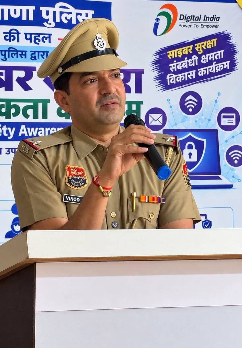 एसपी पलवल दीप्ति गर्ग आईपीएस के कुशल निर्देशन में राष्ट्रीय साइबर सुरक्षा माह निरंतर जारी: 28वें दिन पलवल पुलिस व साइबर सेल की टीम ने अग्रसेन पब्लिक स्कूल होडल में विद्यार्थियों को साइबर अपराधों से बचाव के प्रति किया जागरूक।
Aonenews अरविन्द बक्शी
*विद्यार्थियों को साइबर बुलिंग, सेक्स्टॉर्शन और इमेज एब्यूज के प्रति किया जागरूक, साइबर राष्ट्रीय हेल्पलाइन नंबर 1930 की दी जानकारी ।
पुलिस प्रवक्ता कार्यालय से प्राप्त जानकारी के अनुसार पुलिस अधीक्षक पलवल दीप्ति गर्ग, आईपीएस के कुशल मार्गदर्शन में आमजन व छात्र-छात्राओं को डिजिटल खतरों से सुरक्षित रखने के उद्देश्य से जिला पुलिस द्वारा पूरे अक्टूबर माह में विशेष साइबर जागरूकता अभियान चलाया जा रहा है। इसी क्रम में अभियान के 28वें दिन होडल थाना पुलिस एवं साइबर सेल पलवल की संयुक्त टीम द्वारा अग्रसेन पब्लिक स्कूल, होडल-पुन्हाना रोड (होडल) में प्रभावी साइबर सुरक्षा जागरूकता सेमिनार का आयोजन किया गया। यह विशेष कार्यक्रम उप पुलिस अधीक्षक होडल सुरेश भड़ाना तथा थाना प्रबंधक होडल एसआई/एसएचओ मनोज कुमार की उपस्थिति व देखरेख में संपन्न हुआ।
*तकनीकी दौर में सजगता ही सबसे बड़ा बचाव:*
कार्यक्रम में साइबर विशेषज्ञ ASI विनोद कुमार ने महिला पुलिस अधिकारियों की उपस्थिति में छात्र-छात्राओं और शिक्षक वर्ग को साइबर बुलिंग, सेक्स्टॉर्शन और फोटो मॉर्फिंग के खतरों के बारे में विस्तार से समझाया गया। उन्होंने बताया कि साइबर अपराधी सोशल मीडिया पर युवाओं और बच्चों की निजी अथवा मॉर्फ्ड (छेड़छाड़ की गई) तस्वीरों का दुरुपयोग कर उन्हें इंटरनेट पर वायरल करने की धमकी देते हैं और इसके बदले पैसों या अन्य अनुचित मांगों को लेकर ब्लैकमेल करते हैं।
पलवल पुलिस टीम ने विद्यार्थियों को किसी भी ऑनलाइन उत्पीड़न की स्थिति में तुरंत निम्नलिखित कदम उठाने की हिदायत दी:
1.अपराधी को तुरंत ब्लॉक करें ताकि वह आगे संपर्क न साध सके।
2.चैट, संदेश, प्रोफाइल लिंक, फोन नंबर और स्क्रीनशॉट जैसे सभी साक्ष्यों को सुरक्षित रखें और डिलीट न करें ।
3.बिना किसी झिझक या संकोच के तुरंत अपने माता-पिता, शिक्षकों अथवा पुलिस को सूचित करें और मामले की रिपोर्ट दर्ज कराएं।
4.सोशल मीडिया पर अनजान व्यक्तियों की फ्रेंड रिक्वेस्ट स्वीकार न करें और अपनी प्राइवेसी सेटिंग्स को हमेशा कड़ा रखें।
*पलवल पुलिस द्वारा दी गई प्रमुख साइबर सुरक्षा हिदायतें:*
1.किसी भी अनजान व्यक्ति के साथ फोन कॉल, मैसेज या ऑनलाइन फॉर्म पर बैंक ओटीपी, यूपीआई पिन, पासवर्ड या सीवीवी नंबर कभी साझा न करें।
2.ऑनलाइन भुगतान प्राप्त करते समय ध्यान रखें कि पैसे पाने के लिए कभी क्यूआर कोड स्कैन करने या पिन दर्ज करने की आवश्यकता नहीं होती।
3. सोशल मीडिया पर अनजान व्यक्तियों की फ्रेंड या फॉलो रिक्वेस्ट स्वीकार न करें और न ही निजी तस्वीरें या गोपनीय पारिवारिक जानकारी सार्वजनिक करें।
4.सोशल मीडिया और व्हाट्सएप पर मजबूत पासवर्ड का प्रयोग करें तथा 'टू-स्टेप वेरिफिकेशन'अनिवार्य रूप से चालू रखें।
5.किसी भी अज्ञात कॉलर के कहने पर मोबाइल में एनीडेस्क या टीमव्यूअर जैसी स्क्रीन शेयरिंग ऐप कतई डाउनलोड न करें।
*गोल्डन आवर्स और 1930 हेल्पलाइन का महत्व:*
डीएसपी होडल सुरेश भड़ाना ने विद्यार्थियों से अपील की कि वे स्वयं सतर्क रहें और अपने परिवार व आसपास के लोगों को भी इन सावधानियों के प्रति जागरूक करें। उन्होंने बताया कि यदि किसी के साथ वित्तीय धोखाधड़ी या ऑनलाइन उत्पीड़न की घटना घटित होती है, तो बिना समय गंवाए शुरुआती समय (गोल्डन आवर्स) में ही राष्ट्रीय साइबर हेल्पलाइन नंबर 1930 पर कॉल करें अथवा आधिकारिक पोर्टल (www.cybercrime.gov.in) पर शिकायत दर्ज कराएं, ताकि समय रहते ठगी गई रकम को होल्ड/रिकवर कराया जा सके।
इस मौके पर डीएसपी होडल सुरेश भड़ाना, एसएचओ मनोज कुमार, साइबर सेल पलवल की टीम, स्कूल प्रबंधन, शिक्षकगण तथा सैकड़ों की संख्या में छात्र-छात्राएं मौजूद रहे। स्कूल प्रबंधन ने पलवल पुलिस की इस पहल की भूरि-भूरि प्रशंसा करते हुए समस्त पुलिस टीम का हार्दिक आभार व्यक्त किया।