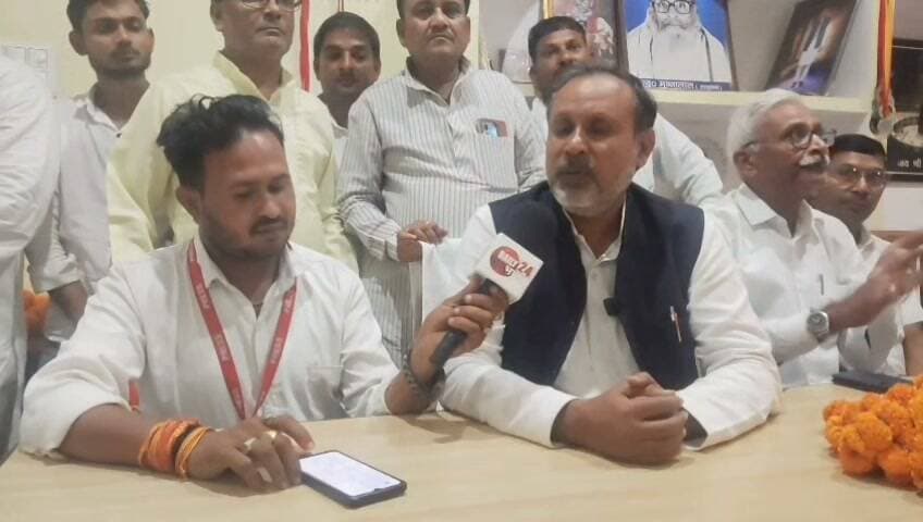 चित्रकूट से इस वक्त की बड़ी खबर सामने आ रही है। झांसी-प्रयागराज खंड स्नातक निर्वाचन क्षेत्र से समाजवादी पार्टी के प्रत्याशी डॉ. मान सिंह यादव ने शानदार जीत दर्ज की है। आपके मुताबिक, डॉ. मान सिंह यादव 27664 वोटों के अंतर से विजयी हुए हैं।
लेकिन इस जीत से पहले चुनावी मैदान में डॉ. मान सिंह यादव का क्या भरोसा था? जनता के बीच उन्होंने अपनी पहचान किस तरह बनाई? और मतदाताओं से उन्होंने कौन-कौन से वादे किए थे?
मतगणना से पहले हमारे संवाददाता दिनेश सिंह कुशवाहा ने डॉ. मान सिंह यादव से खास बातचीत की थी, जिसमें उन्होंने अपनी चुनावी रणनीति, जनता के प्रति अपनी प्राथमिकताओं और जीत के भरोसे को लेकर खुलकर अपनी बात रखी थी।
आज उनकी जीत के बाद वही खास बातचीत एक बार फिर आपके सामने लेकर आए हैं।
सुनिए, चुनाव से पहले डॉ. मान सिंह यादव ने क्या कहा था और जनता से क्या वादे किए थे। देखिए हमारे संवाददाता दिनेश सिंह कुशवाहा की यह खास रिपोर्ट, सिर्फ Daily 24 Bharat पर।